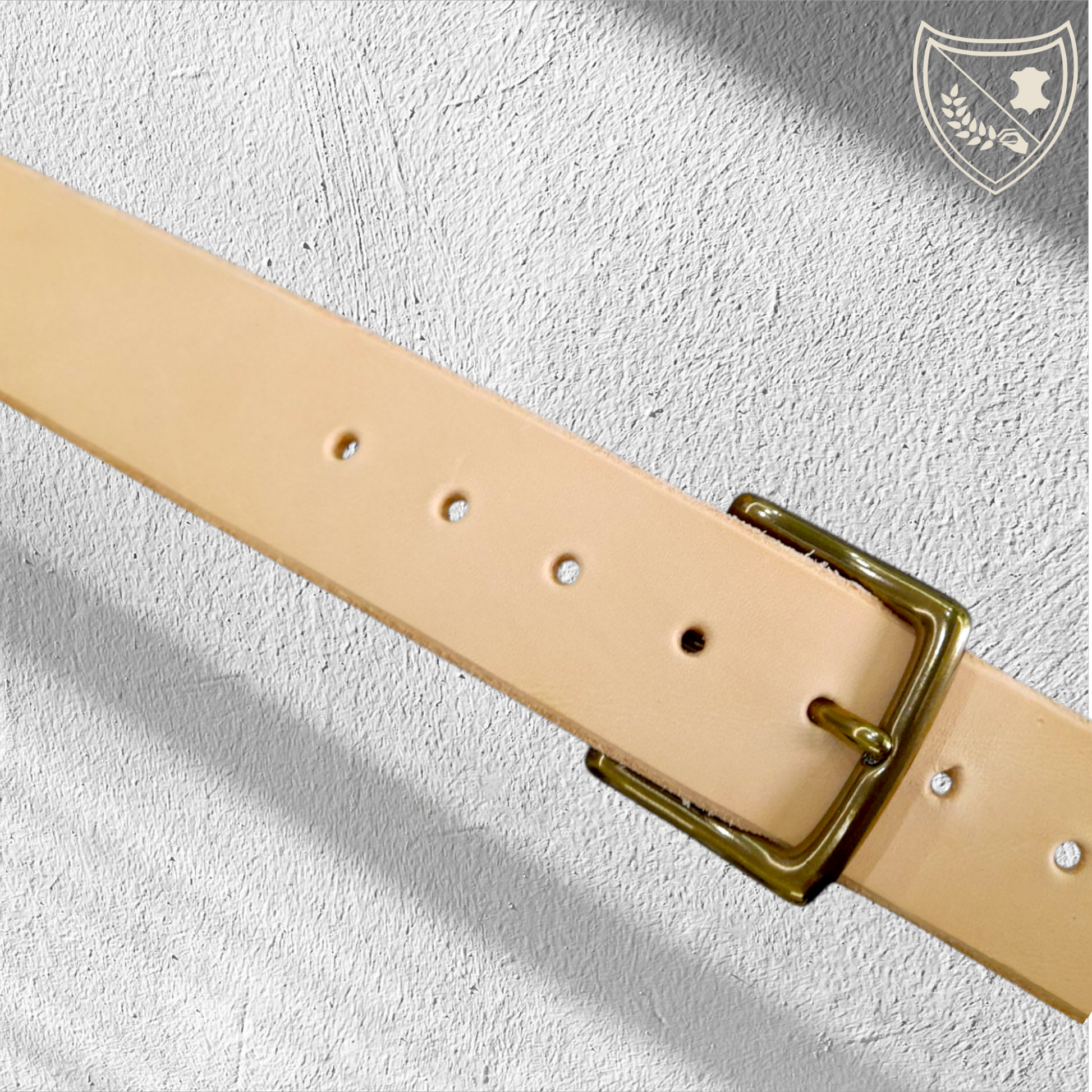 Ceinture cuir végétal de couleur naturelle avec boucle de ceinture Vintage Touch en laiton vieilli, lignes épurées et courbe subtile pour charme discret et élégance intemporelle, robuste et durable, fermoir fiable pour confort et maintien