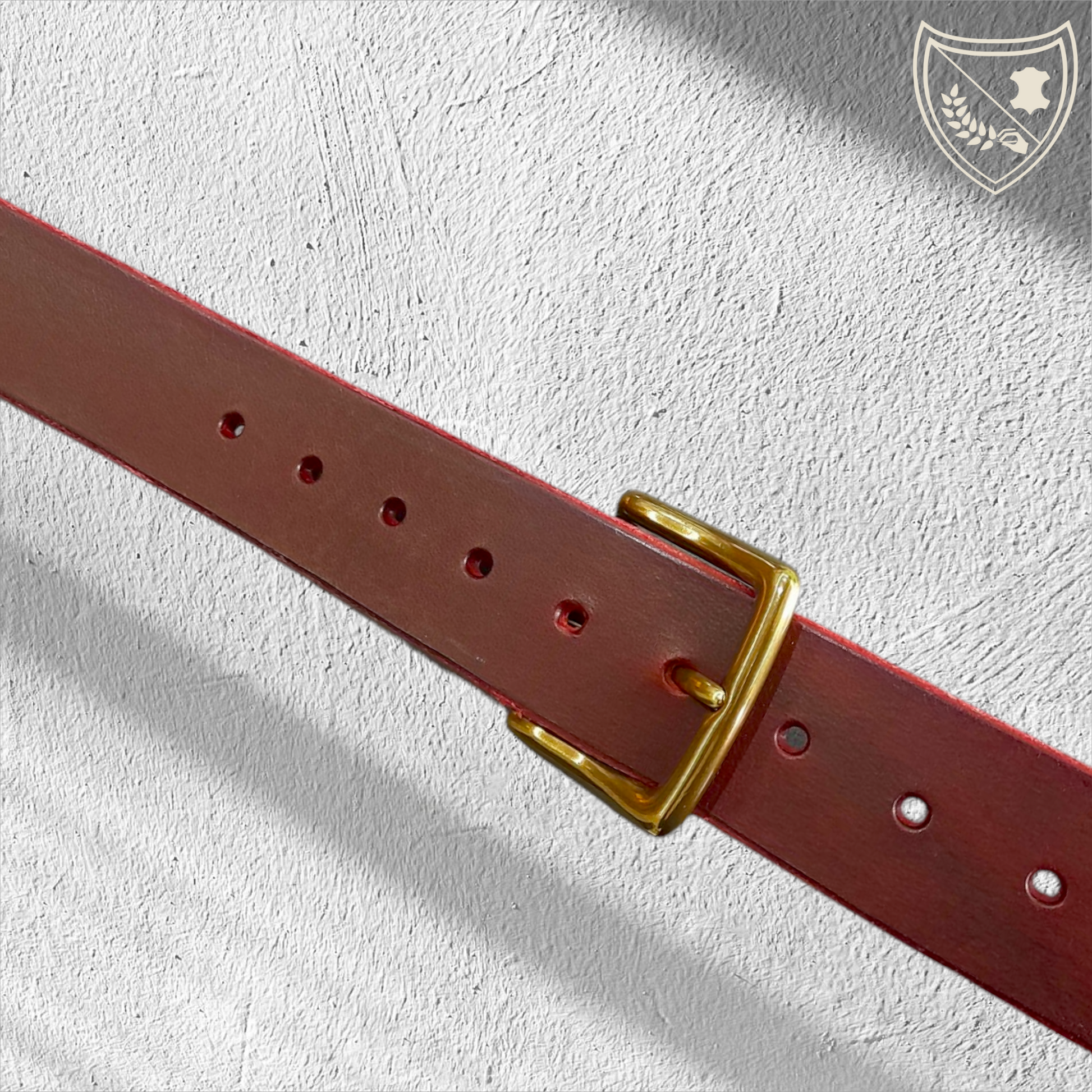 Ceinture cuir végétal de couleur victoria avec boucle de ceinture Vintage Touch en laiton vieilli, lignes épurées et courbe subtile pour charme discret et élégance intemporelle, robuste et durable, fermoir fiable pour confort et maintien