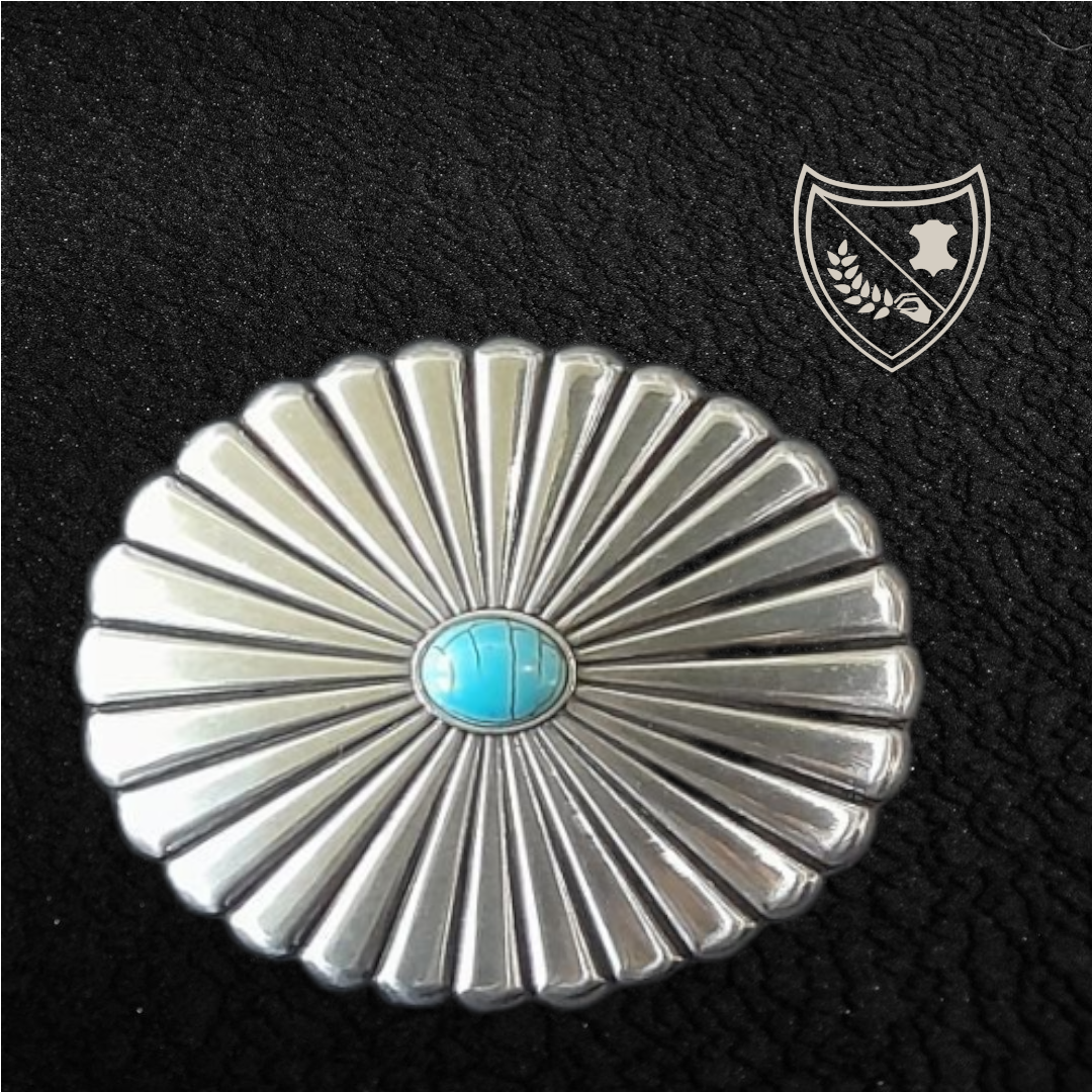 Boucle de ceinture Arizona Spirit en métal argenté gravé motif soleil, turquoise centrale lumineuse, esprit libre et élégance ethnique, fermoir fiable pour confort et maintien