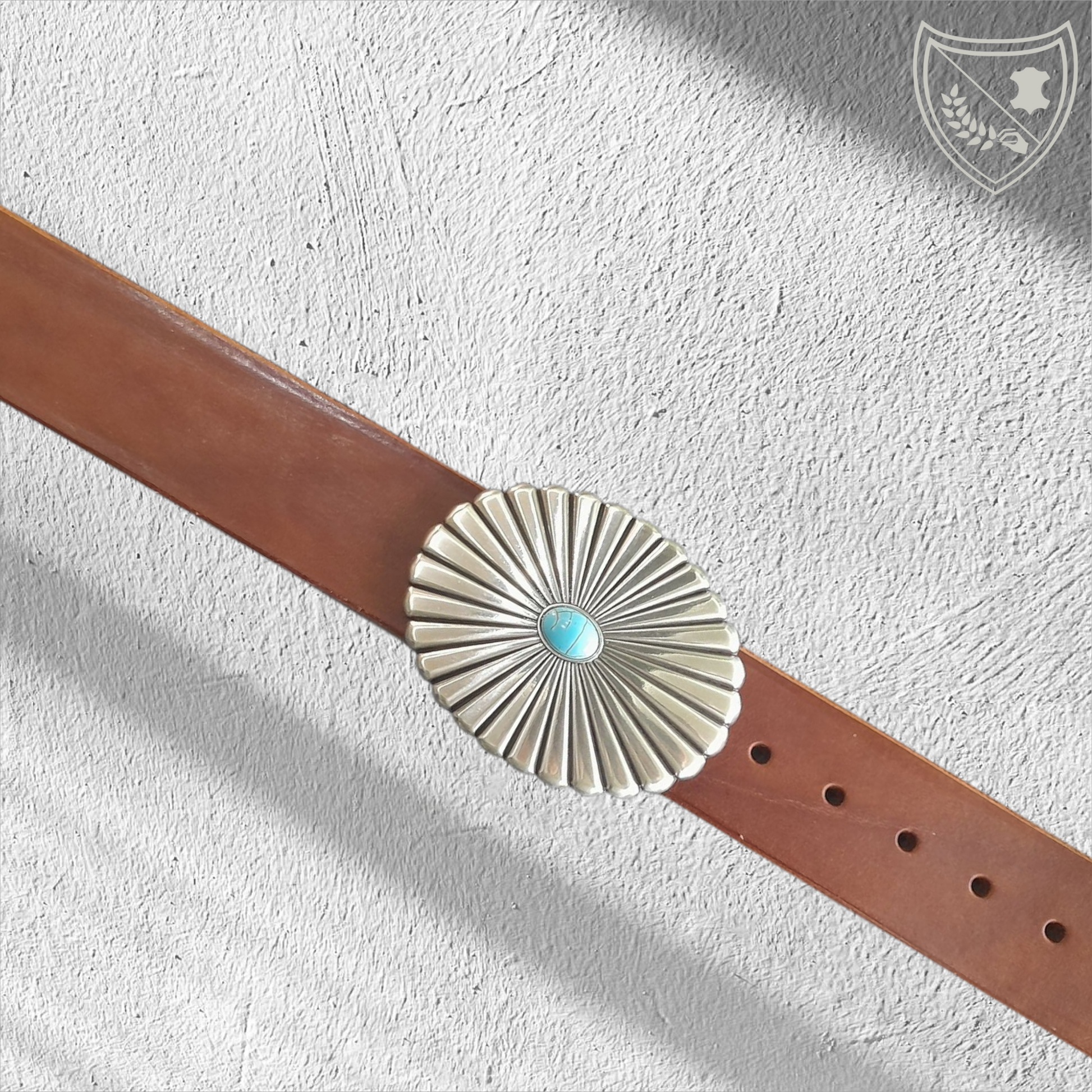 Ceinture cuir végétal couleur havana avec boucle de ceinture Arizona Spirit en métal argenté gravé motif soleil, turquoise centrale lumineuse, esprit libre et élégance ethnique, fermoir fiable pour confort et maintien