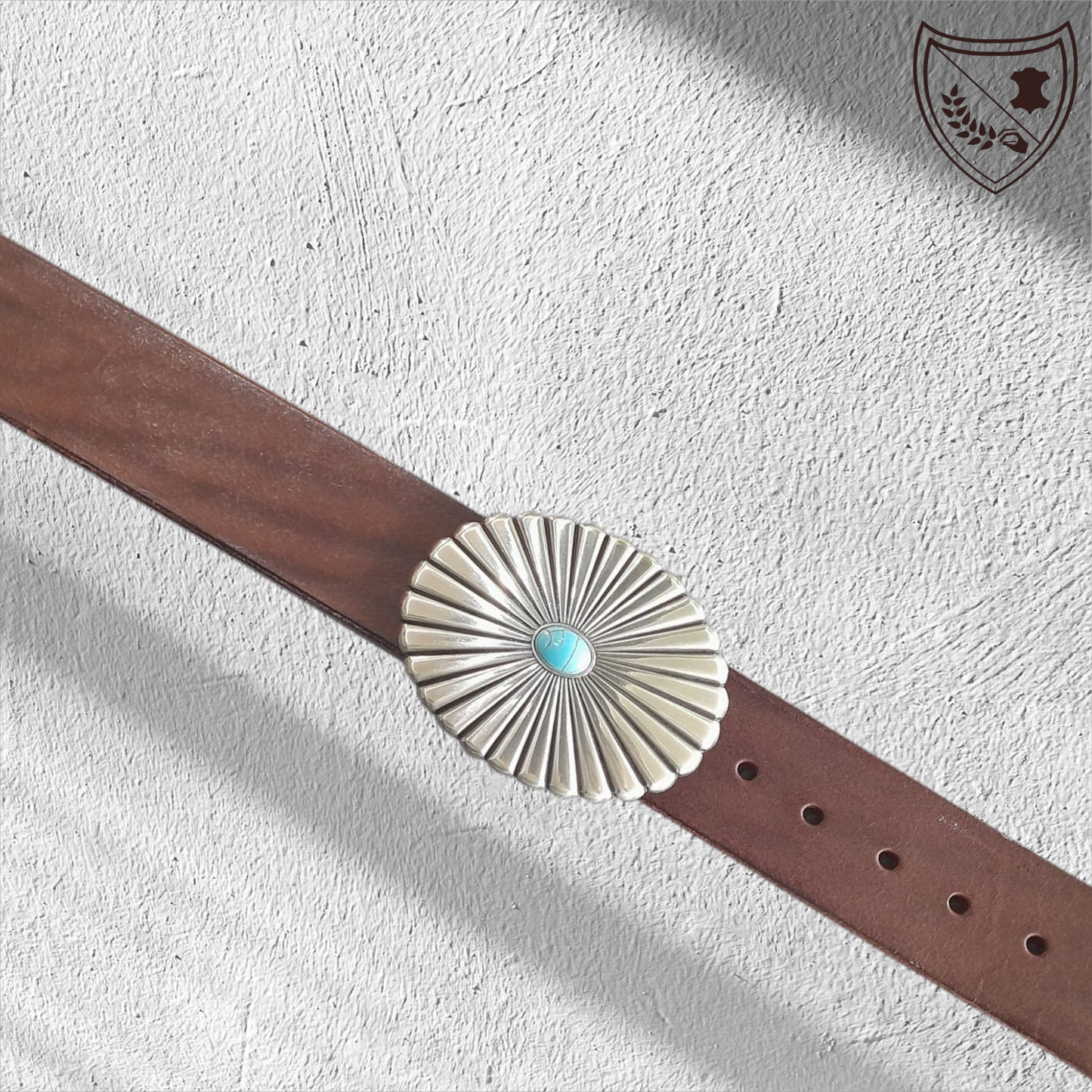 Ceinture cuir végétal couleur chocolat avec boucle de ceinture Arizona Spirit en métal argenté gravé motif soleil, turquoise centrale lumineuse, esprit libre et élégance ethnique, fermoir fiable pour confort et maintien