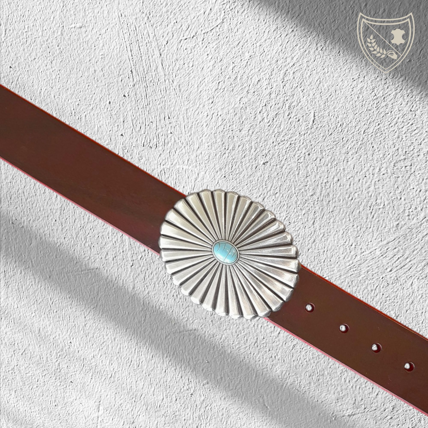 Ceinture cuir végétal couleur victoria avec boucle de ceinture Arizona Spirit en métal argenté gravé motif soleil, turquoise centrale lumineuse, esprit libre et élégance ethnique, fermoir fiable pour confort et maintien