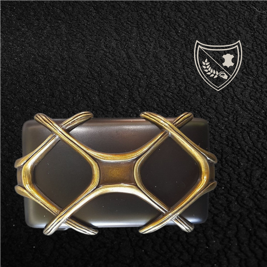 Boucle de ceinture Obsidian Cage, pierre noire façon obsidienne sertie dans une monture dorée en cage, allure talismanique pour style affirmé, fermoir fiable pour confort et maintien vue de face