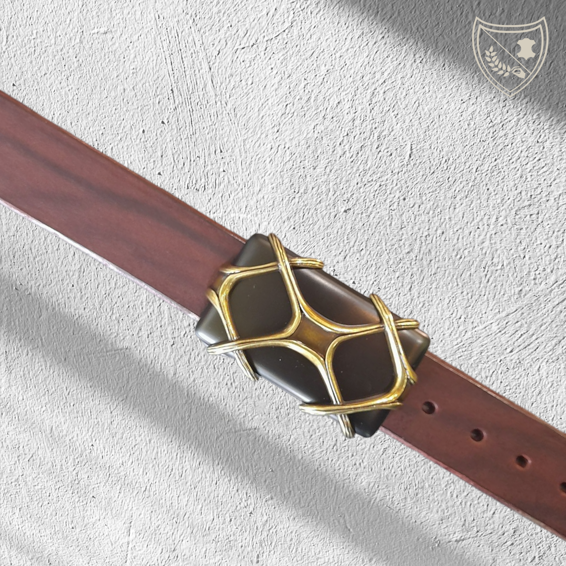 Ceinture cuir végétal couleur chocolat avec boucle de ceinture Obsidian Cage, pierre noire façon obsidienne sertie dans une monture dorée en cage, allure talismanique pour style affirmé, fermoir fiable pour confort et maintien