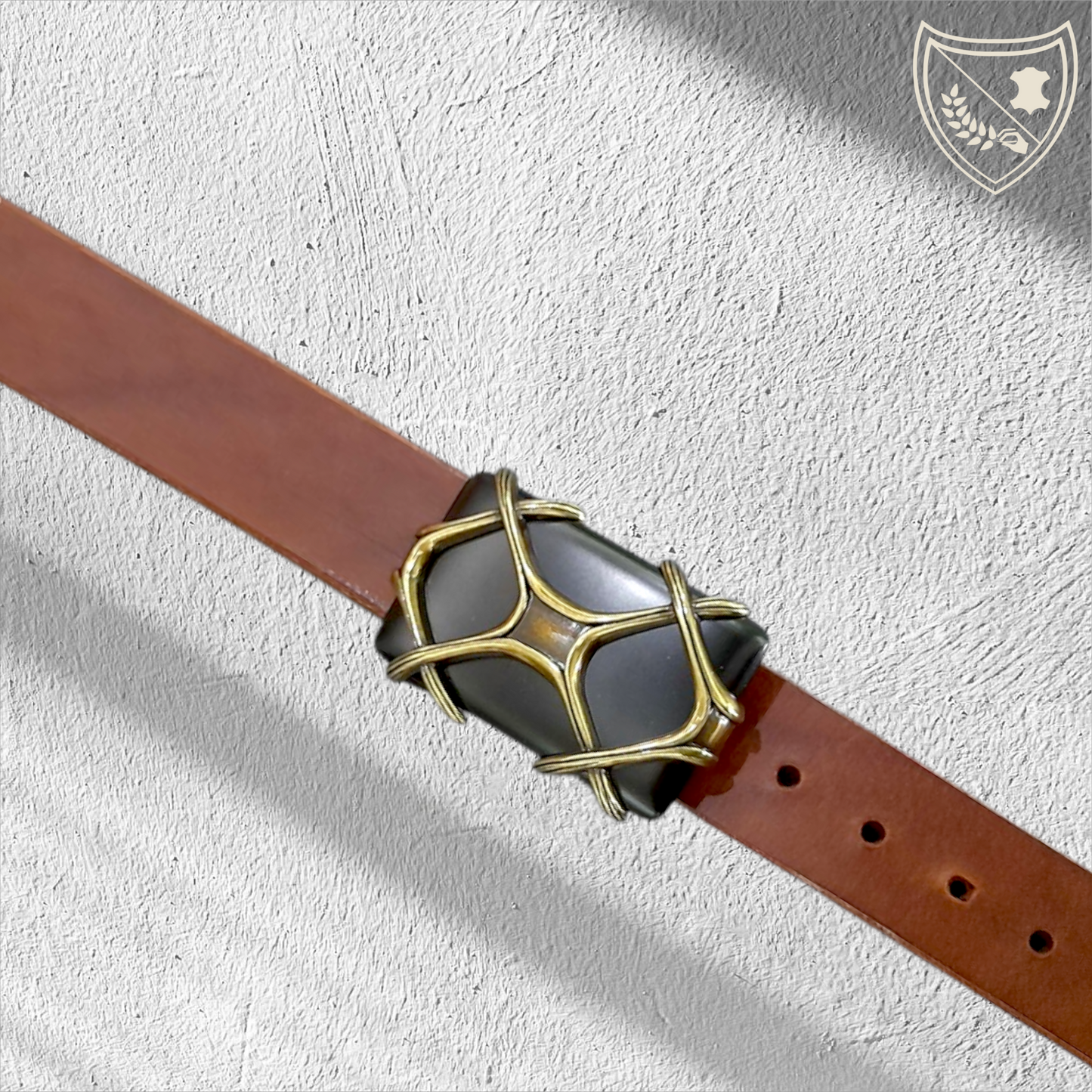 Ceinture cuir végétal couleur havana avec boucle de ceinture Obsidian Cage, pierre noire façon obsidienne sertie dans une monture dorée en cage, allure talismanique pour style affirmé, fermoir fiable pour confort et maintien