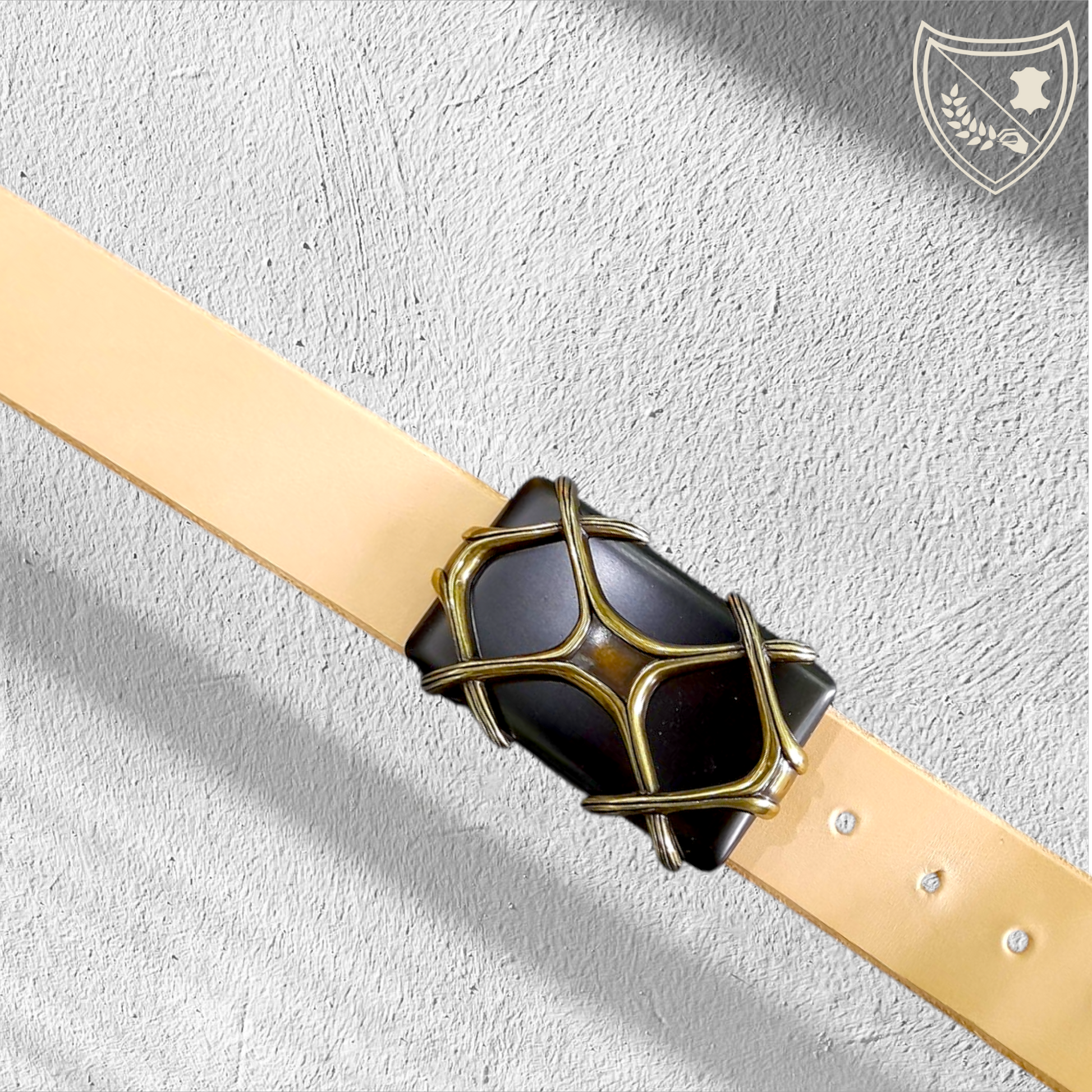 Ceinture cuir végétal couleur naturelle avec boucle de ceinture Obsidian Cage, pierre noire façon obsidienne sertie dans une monture dorée en cage, allure talismanique pour style affirmé, fermoir fiable pour confort et maintien