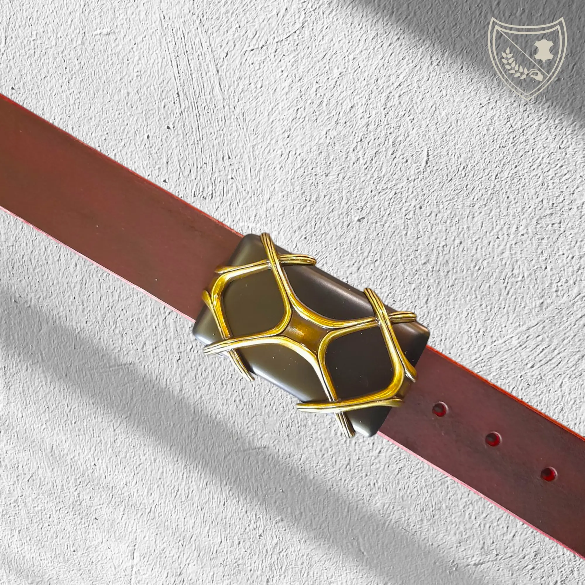 Ceinture cuir végétal couleur victoria avec boucle de ceinture Obsidian Cage, pierre noire façon obsidienne sertie dans une monture dorée en cage, allure talismanique pour style affirmé, fermoir fiable pour confort et maintien