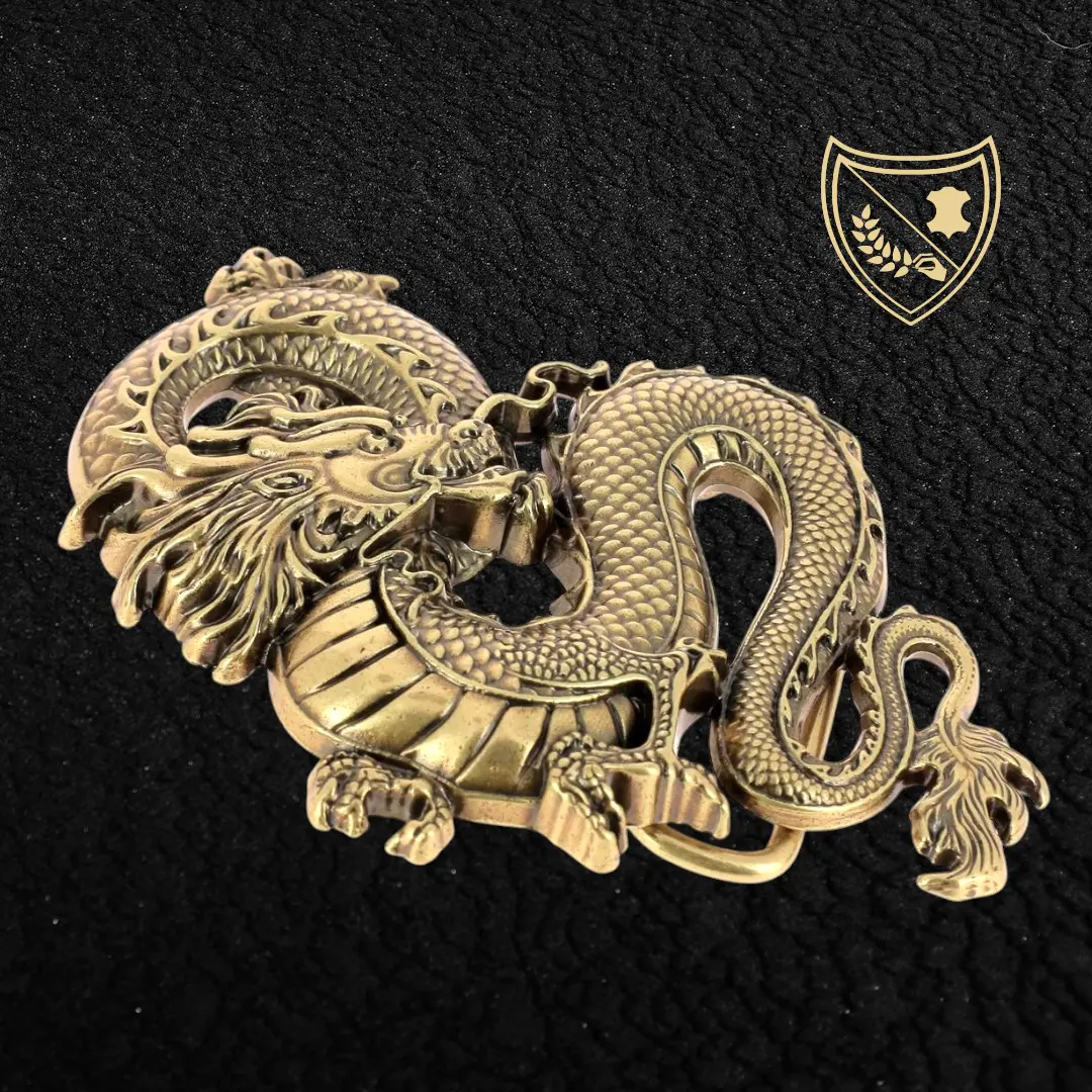 Boucle de ceinture Dragon’s Legacy en métal patiné, dragon oriental ciselé aux écailles et crinière vivantes, allure totem puissante et mystérieuse, fermoir fiable pour confort et maintien.