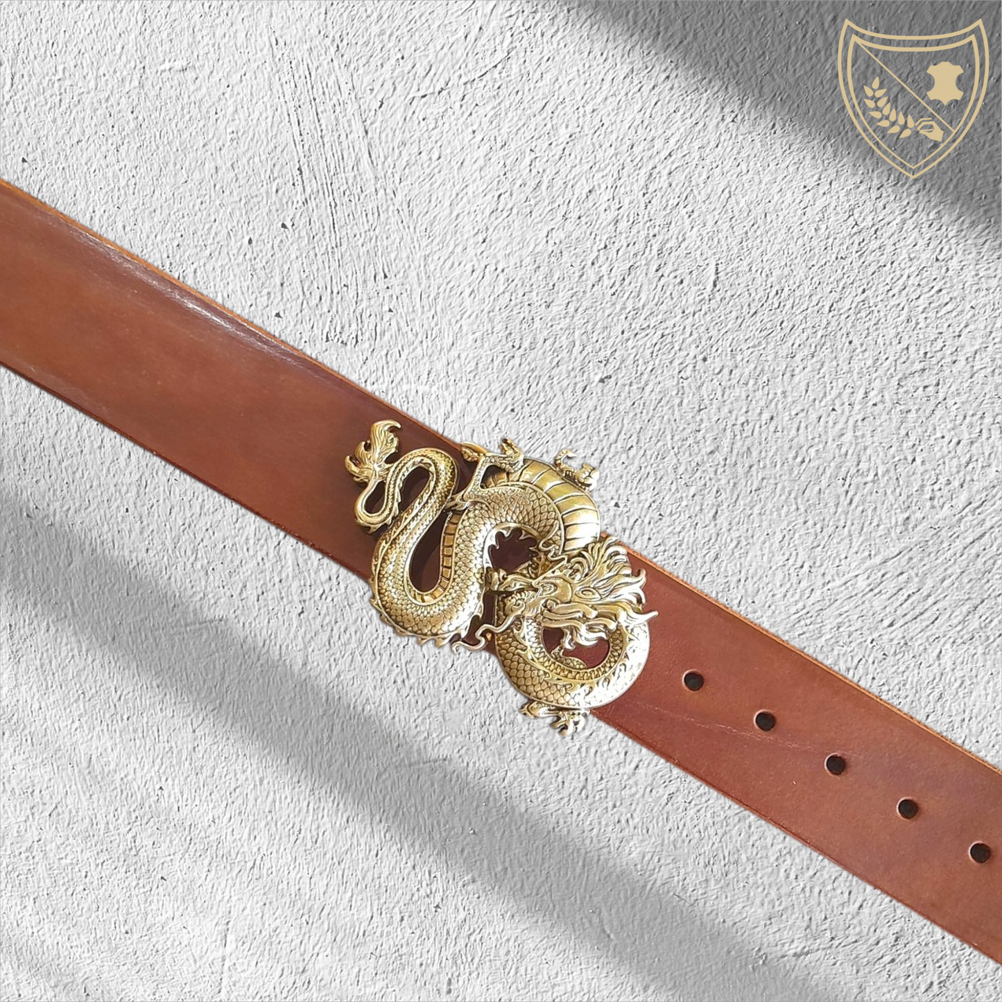 Ceinture cuir végétal de couleur havana avec boucle de ceinture Dragon’s Legacy en métal patiné, dragon oriental ciselé aux écailles et crinière vivantes, allure totem puissante et mystérieuse, fermoir fiable pour confort et maintien.