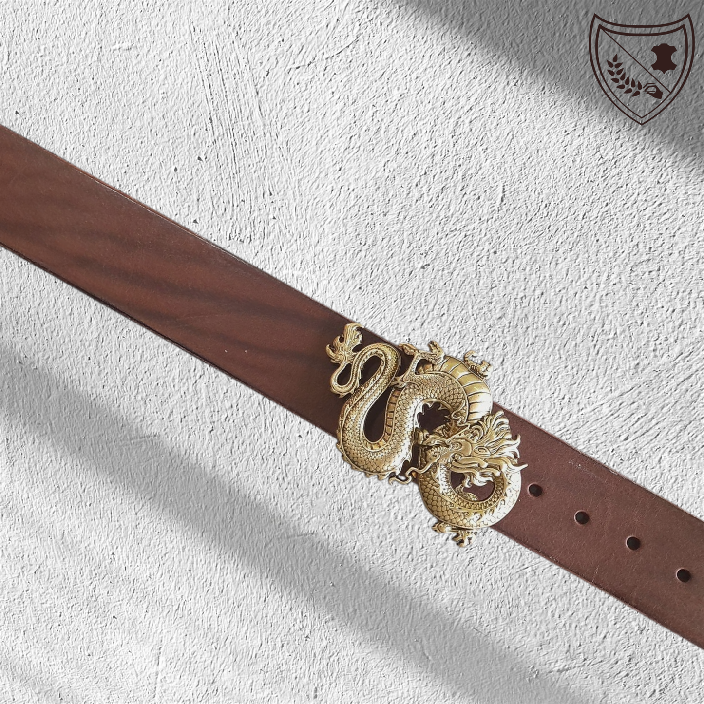 Ceinture cuir végétal de couleur chocolat avec boucle de ceinture Dragon’s Legacy en métal patiné, dragon oriental ciselé aux écailles et crinière vivantes, allure totem puissante et mystérieuse, fermoir fiable pour confort et maintien.