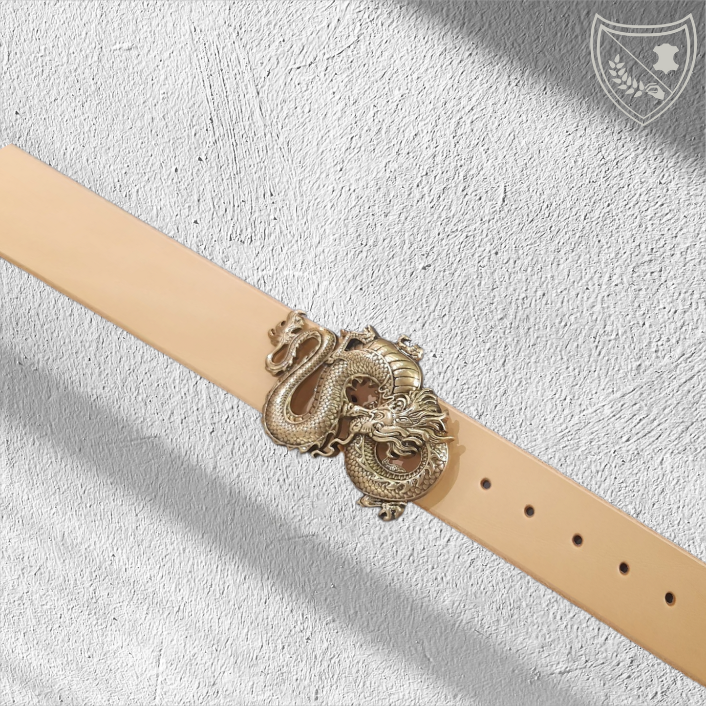 Ceinture cuir végétal de couleur naturelle avec boucle de ceinture Dragon’s Legacy en métal patiné, dragon oriental ciselé aux écailles et crinière vivantes, allure totem puissante et mystérieuse, fermoir fiable pour confort et maintien.