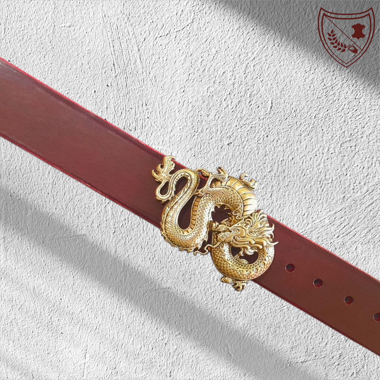 Ceinture cuir végétal de couleur victoria avec boucle de ceinture Dragon’s Legacy en métal patiné, dragon oriental ciselé aux écailles et crinière vivantes, allure totem puissante et mystérieuse, fermoir fiable pour confort et maintien.