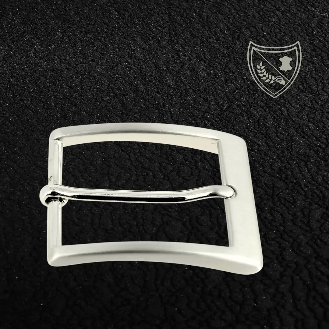Boucle de ceinture argent satiné Stelle Horizon, élégance moderne, courbe subtile et lignes épurées, fermoir fiable pour confort et maintien précis.