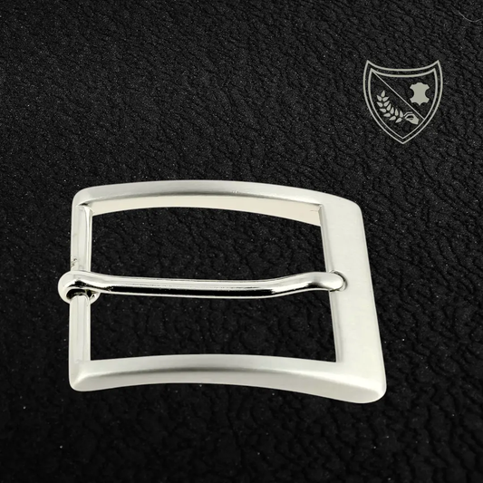 Boucle de ceinture argent satiné Stelle Horizon, élégance moderne, courbe subtile et lignes épurées, fermoir fiable pour confort et maintien précis.