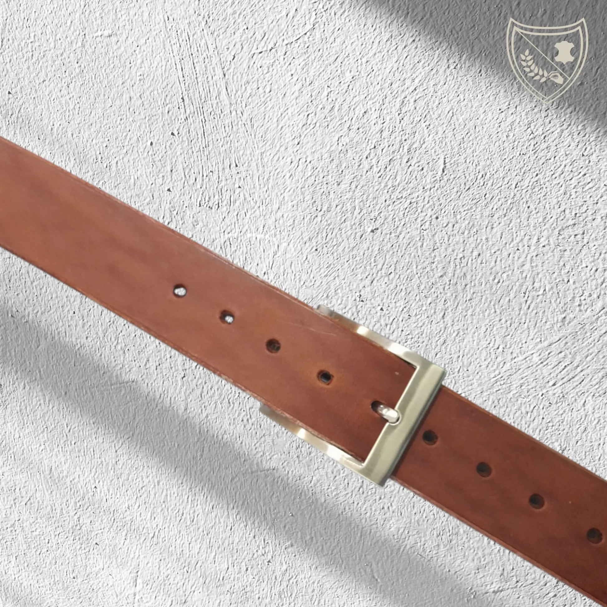 Ceinture couleur havana avec boucle de ceinture argent satiné Stelle Horizon, élégance moderne, courbe subtile et lignes épurées, fermoir fiable pour confort et maintien précis.