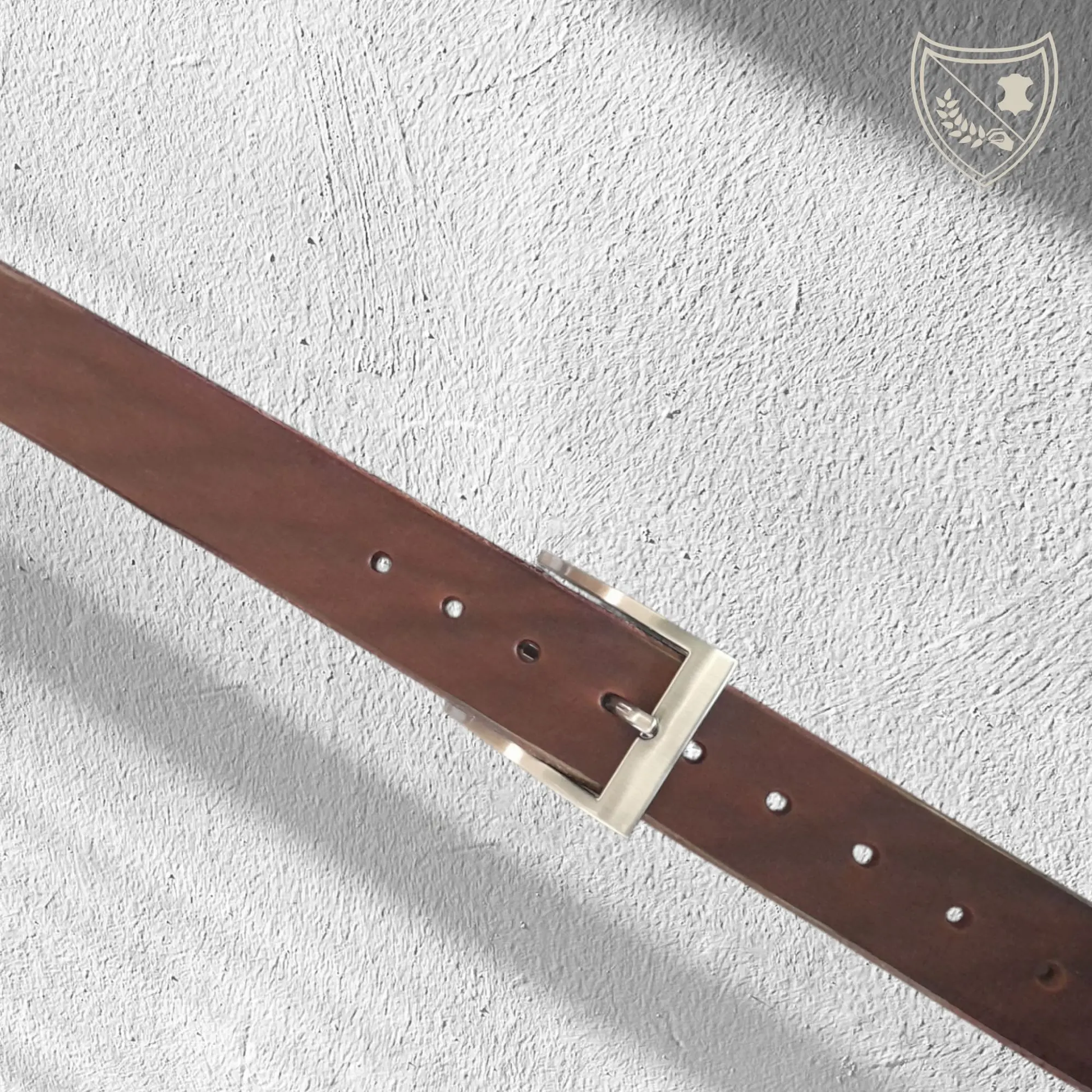 Ceinture couleur chocolat avec boucle de ceinture argent satiné Stelle Horizon, élégance moderne, courbe subtile et lignes épurées, fermoir fiable pour confort et maintien précis.