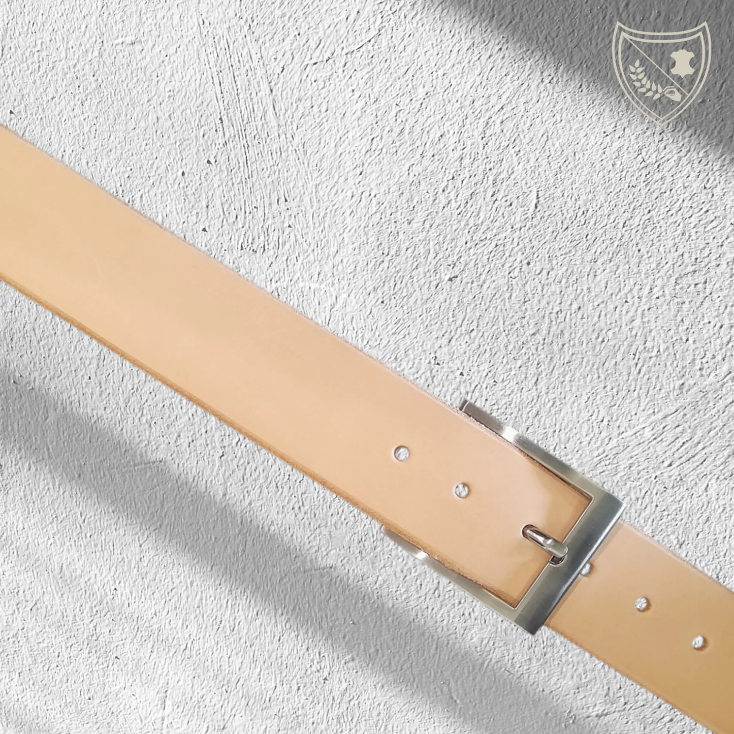 Ceinture couleur naturelle avec boucle de ceinture argent satiné Stelle Horizon, élégance moderne, courbe subtile et lignes épurées, fermoir fiable pour confort et maintien précis.