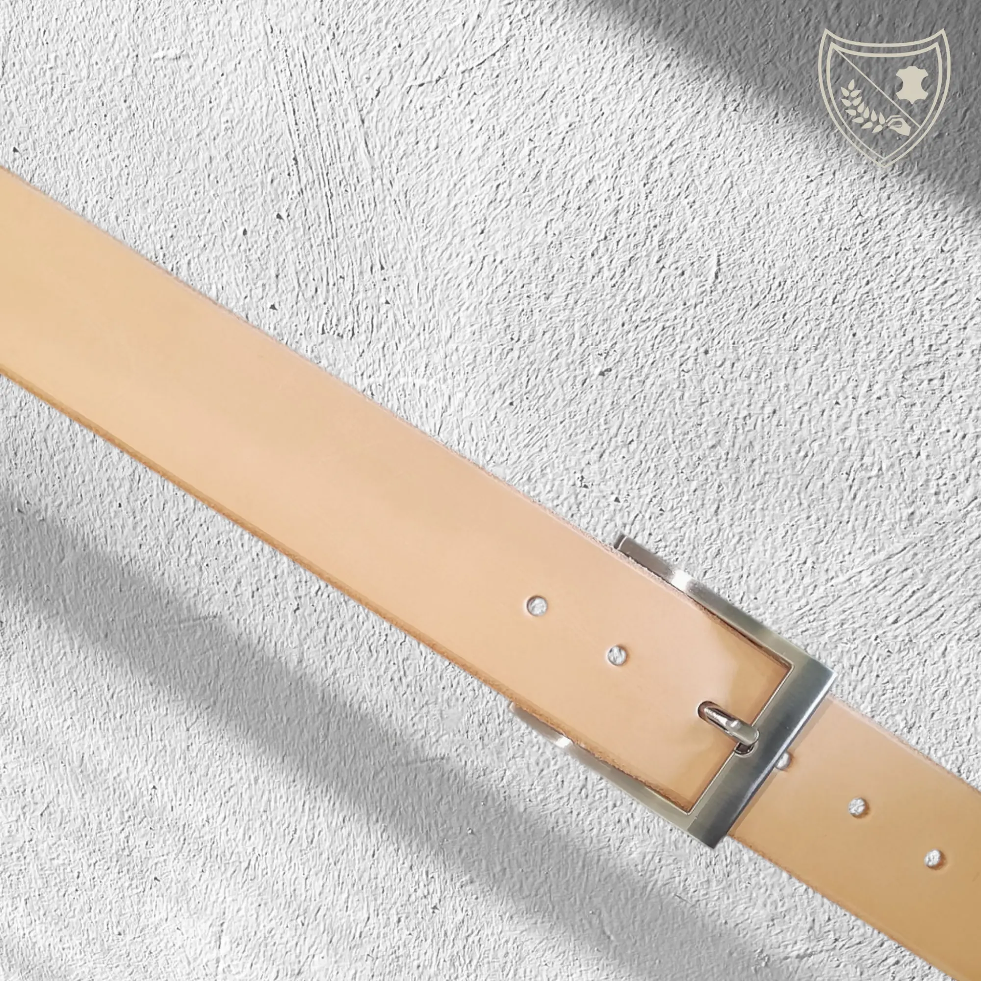 Ceinture couleur naturelle avec boucle de ceinture argent satiné Stelle Horizon, élégance moderne, courbe subtile et lignes épurées, fermoir fiable pour confort et maintien précis.