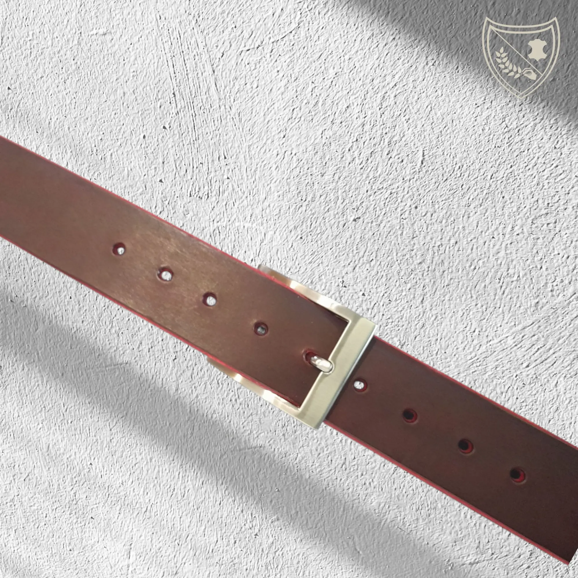 Ceinture couleur victoria avec boucle de ceinture argent satiné Stelle Horizon, élégance moderne, courbe subtile et lignes épurées, fermoir fiable pour confort et maintien précis.