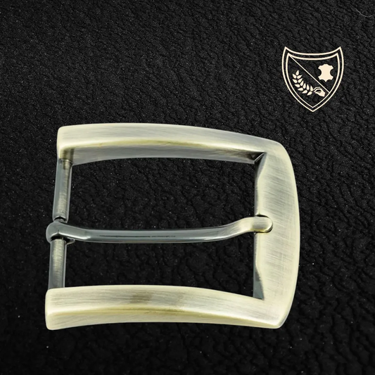 Boucle de ceinture Brushed Precision, finition brossée, contraste doré vieilli et acier noirci, signature unique, légère et intemporelle, fermoir fiable pour confort et maintien du quotidien aux occasions chic