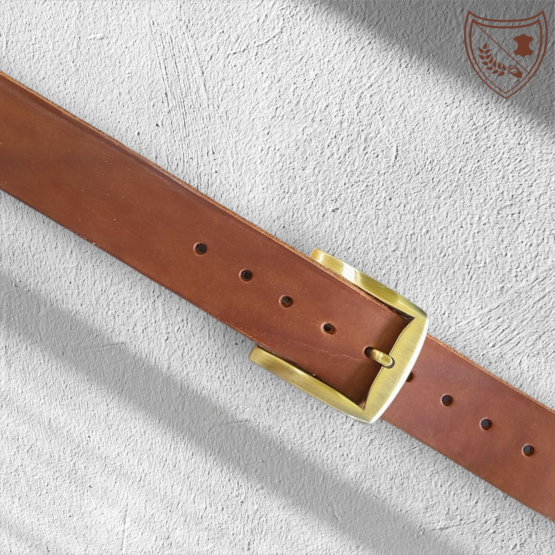 Ceinture cuir végétal couleur havana avec boucle de ceinture Brushed Precision, finition brossée, contraste doré vieilli et acier noirci, signature unique, légère et intemporelle, fermoir fiable pour confort et maintien du quotidien aux occasions chic