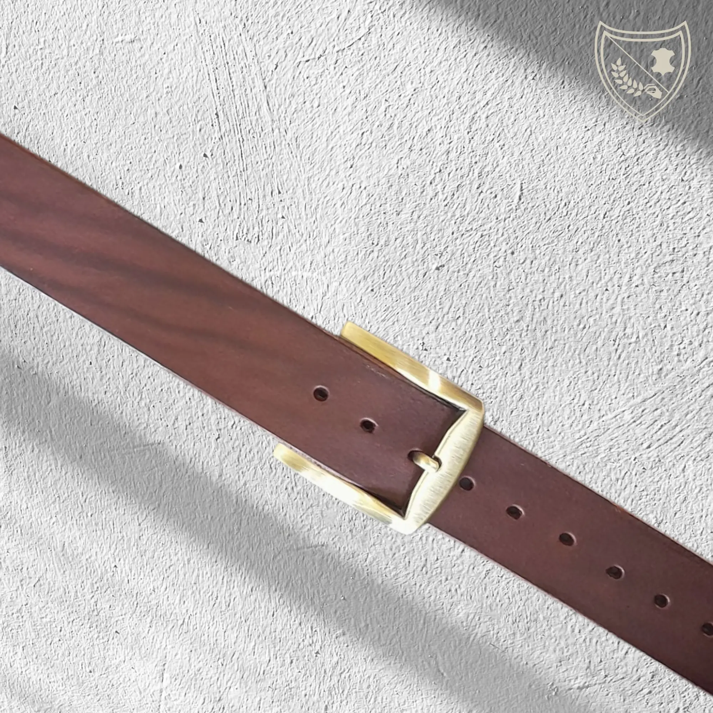 Ceinture cuir végétal couleur chocolat avec boucle de ceinture Brushed Precision, finition brossée, contraste doré vieilli et acier noirci, signature unique, légère et intemporelle, fermoir fiable pour confort et maintien du quotidien aux occasions chic