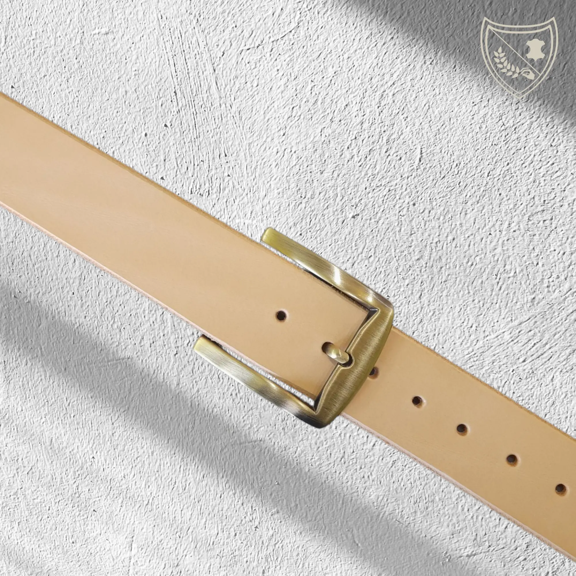 Ceinture cuir végétal couleur naturelle avec boucle de ceinture Brushed Precision, finition brossée, contraste doré vieilli et acier noirci, signature unique, légère et intemporelle, fermoir fiable pour confort et maintien du quotidien aux occasions chic