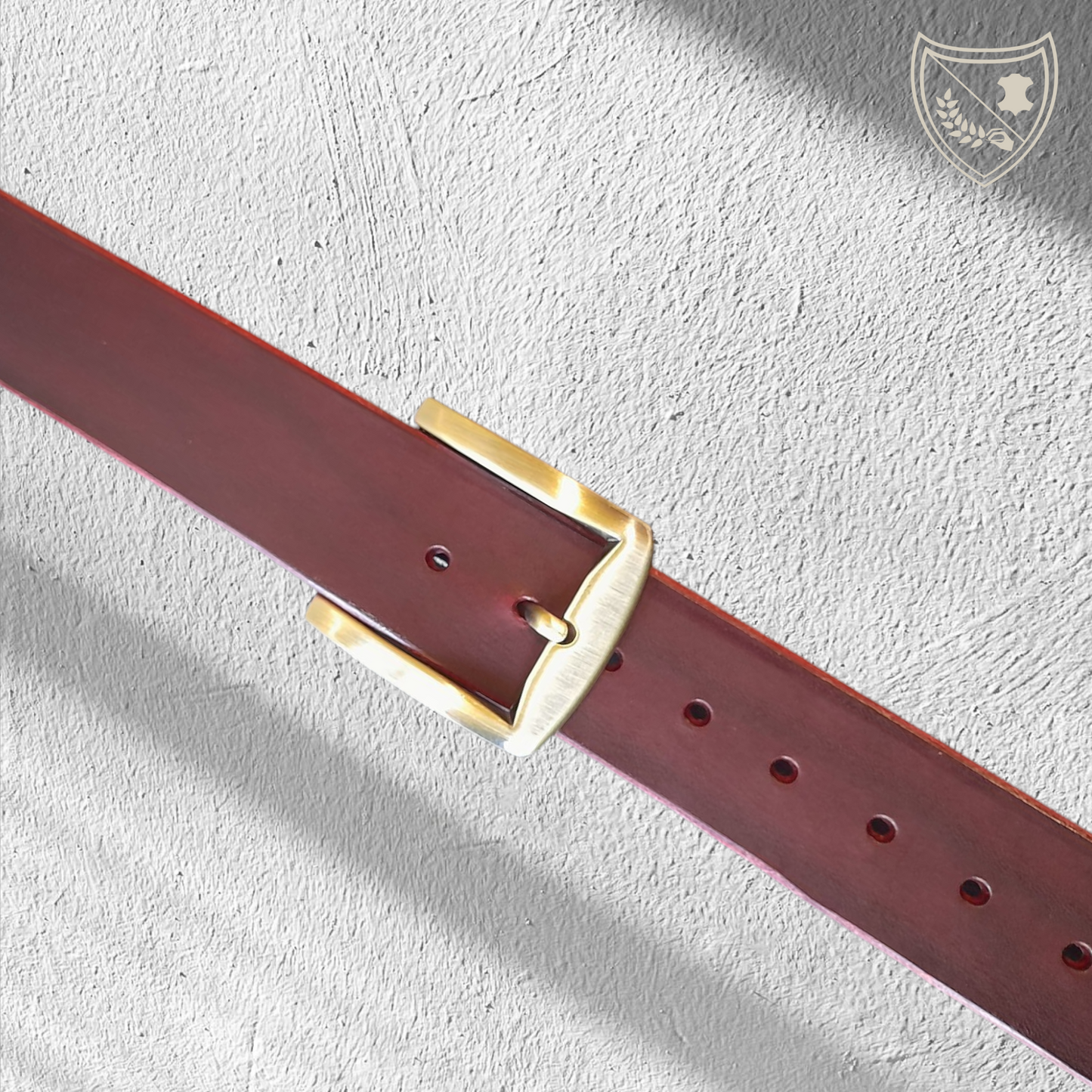 Ceinture cuir végétal couleur victoria avec boucle de ceinture Brushed Precision, finition brossée, contraste doré vieilli et acier noirci, signature unique, légère et intemporelle, fermoir fiable pour confort et maintien du quotidien aux occasions chic
