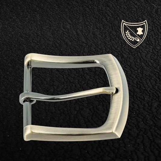 Boucle de ceinture Brushed Elegance en métal brossé, lignes subtilement courbées, style moderne aux accents rétro, design ergonomique pour confort et maintien précis vue de face