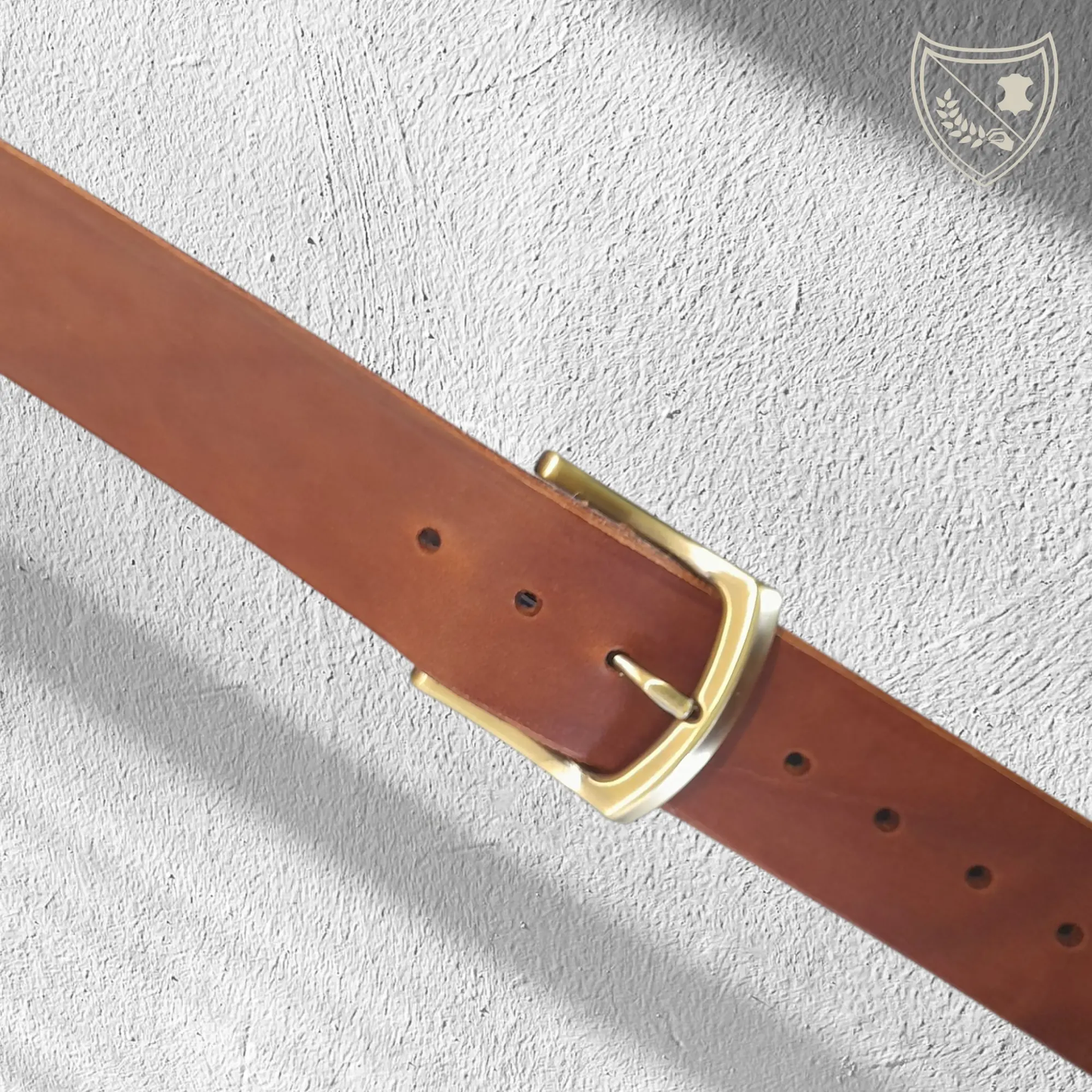 Ceinture cuir végétal couleur havana avec boucle de ceinture Brushed Elegance en métal brossé, lignes subtilement courbées, style moderne aux accents rétro, design ergonomique pour confort et maintien précis vue de face