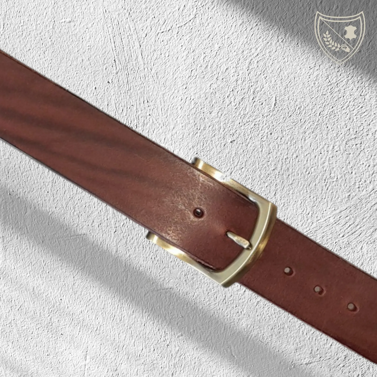 Ceinture cuir végétal couleur chocolat avec boucle de ceinture Brushed Elegance en métal brossé, lignes subtilement courbées, style moderne aux accents rétro, design ergonomique pour confort et maintien précis vue de face