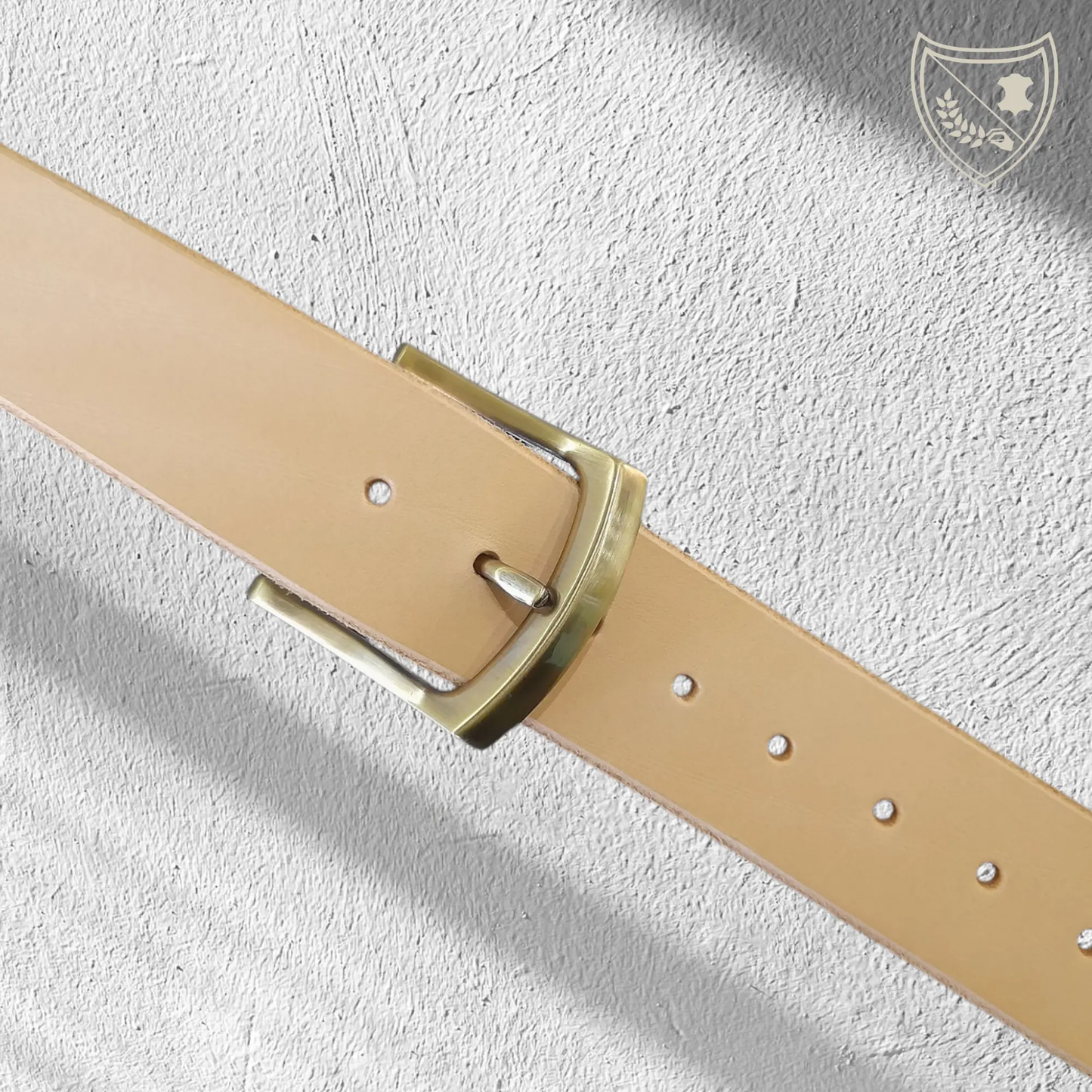 Ceinture cuir végétal couleur naturelle avec boucle de ceinture Brushed Elegance en métal brossé, lignes subtilement courbées, style moderne aux accents rétro, design ergonomique pour confort et maintien précis vue de face