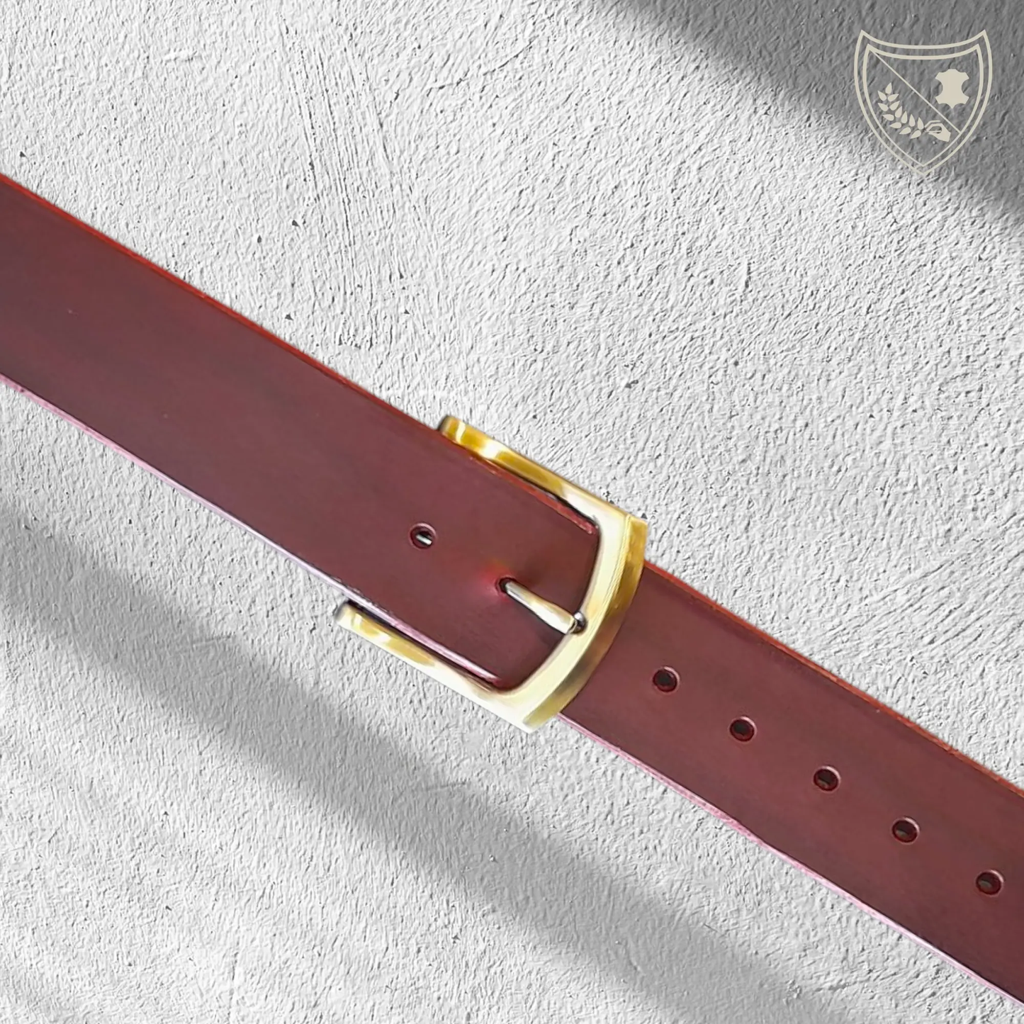 Ceinture cuir végétal couleur victoria avec boucle de ceinture Brushed Elegance en métal brossé, lignes subtilement courbées, style moderne aux accents rétro, design ergonomique pour confort et maintien précis vue de face