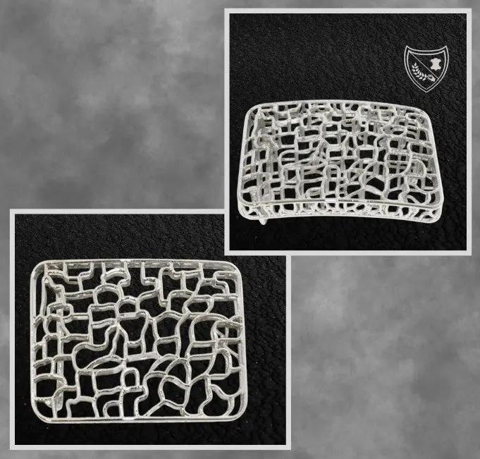 Boucle de ceinture Wave, design sculptural effet dentelle, audacieuse et raffinée, savoir‑faire artisanal, fermoir fiable pour confort et maintien. Vue de face et profile 