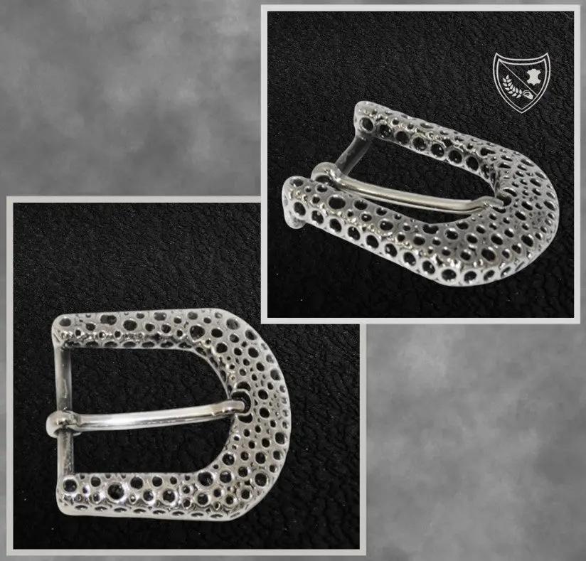 Boucle de ceinture Guépard en métal argenté brillant, design perforé qui capte la lumière, allure moderne et intemporelle, fermoir fiable pour confort et maintien du bureau aux soirées. Vue de face et de profile