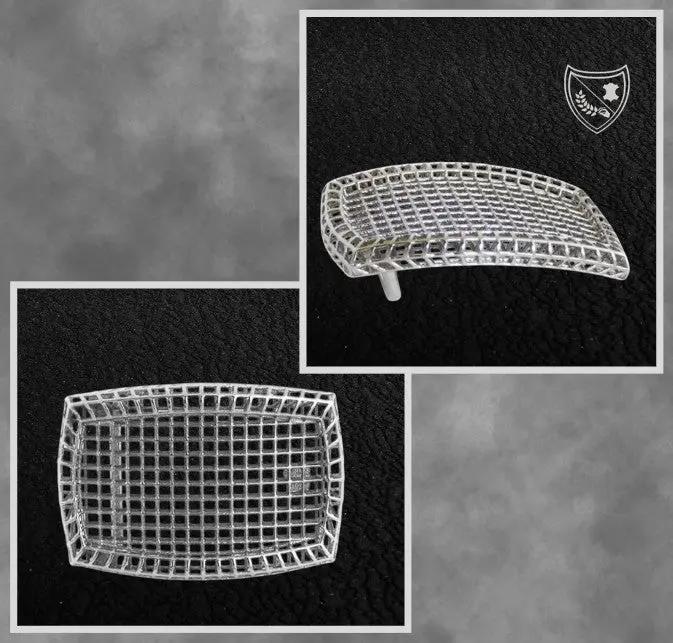 Boucle de ceinture Square, design ajouré en quadrillage, esthétique légère et architecturale, métal robuste, fermoir fiable pour confort et maintien du bureau au week‑end. Vue de face et profile 