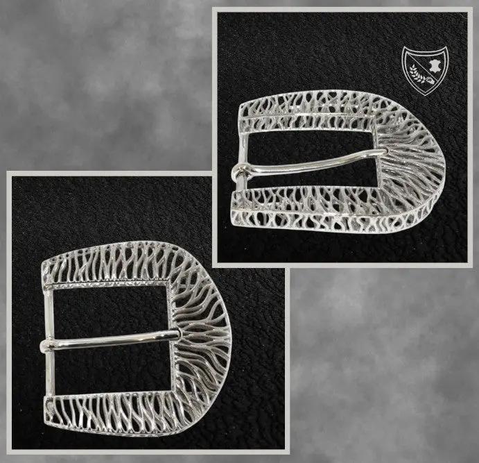 Boucle de ceinture Tigre en métal argenté, lignes fluides pour allure puissante et raffinée, audacieuse mais chic, fermoir fiable pour confort et maintien du quotidien aux occasions habillées. Vue de face et de profile