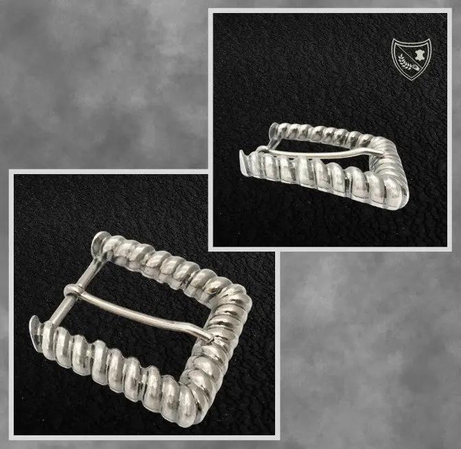 Boucle de ceinture Twist en métal argenté, contour torsadé en spirale, jeux de lumière pour allure sculpturale, élégance moderne et intemporelle, fermoir fiable pour confort et maintien. vue face et profile 
