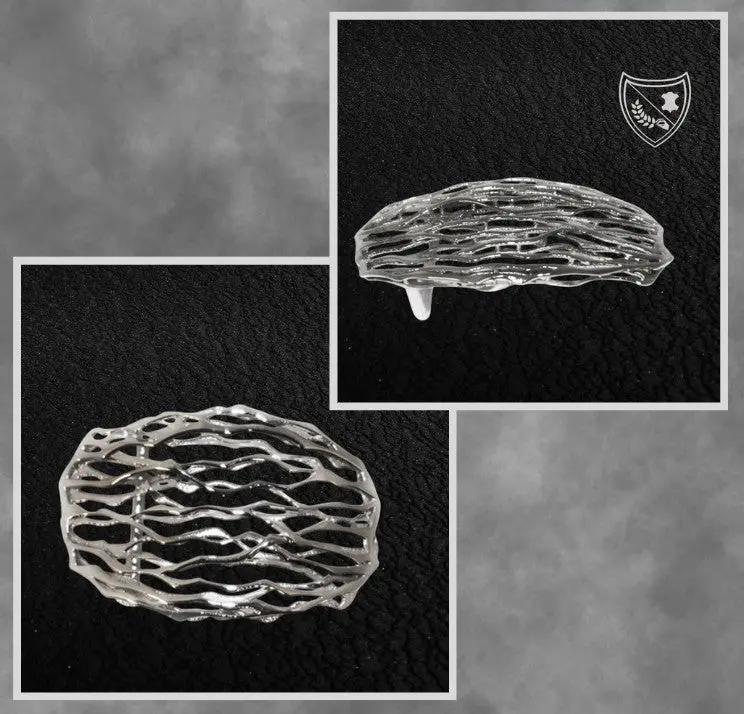 Boucle de ceinture Wave, lignes ondoyantes organiques inspirées de la nature, allure fluide et singulière, pièce artistique moderne, fermoir fiable pour confort et maintien. Vue de face et profile 