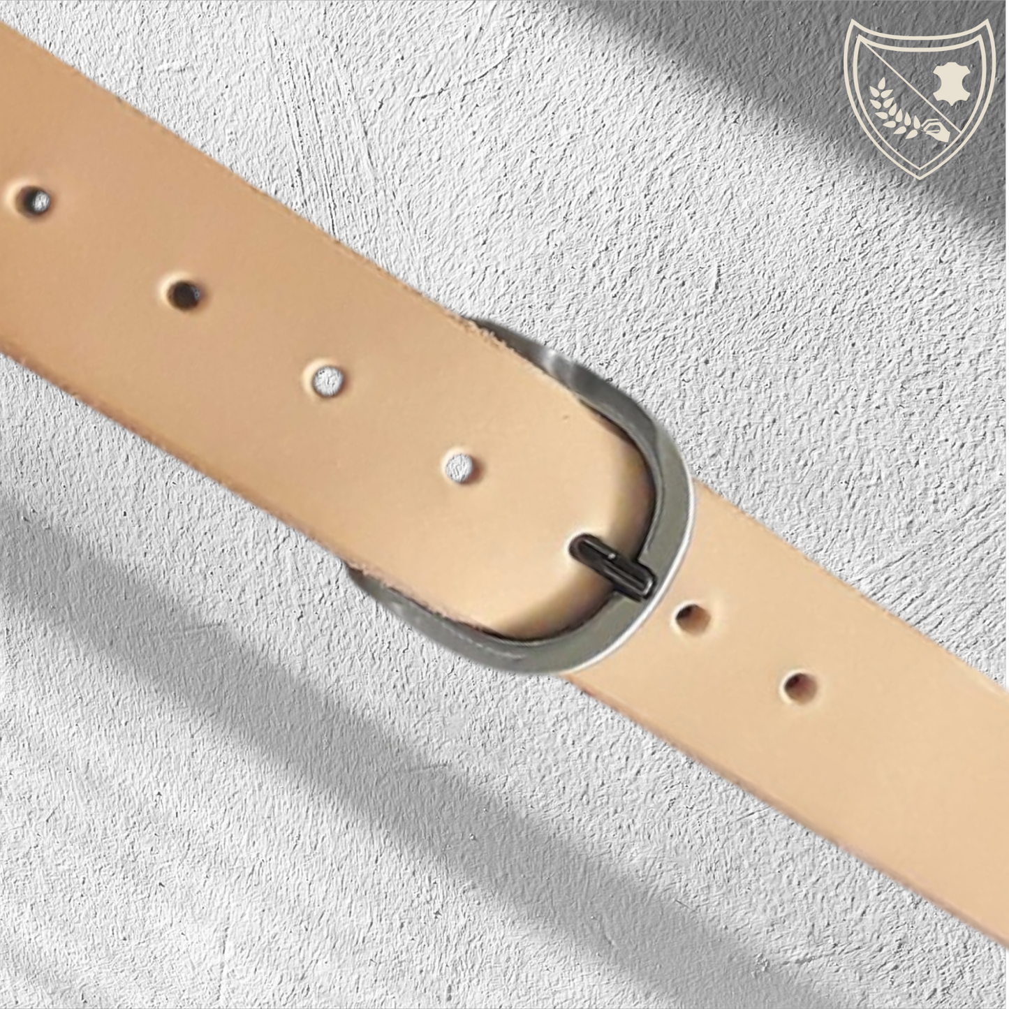 Ceinture cuir végétal couleur naturelle avec boucle de ceinture Urban Steel, finition canon de fusil, design épuré pour allure urbaine raffinée, robuste et précise, fermoir fiable pour durabilité et ajustement parfait du costume au casual