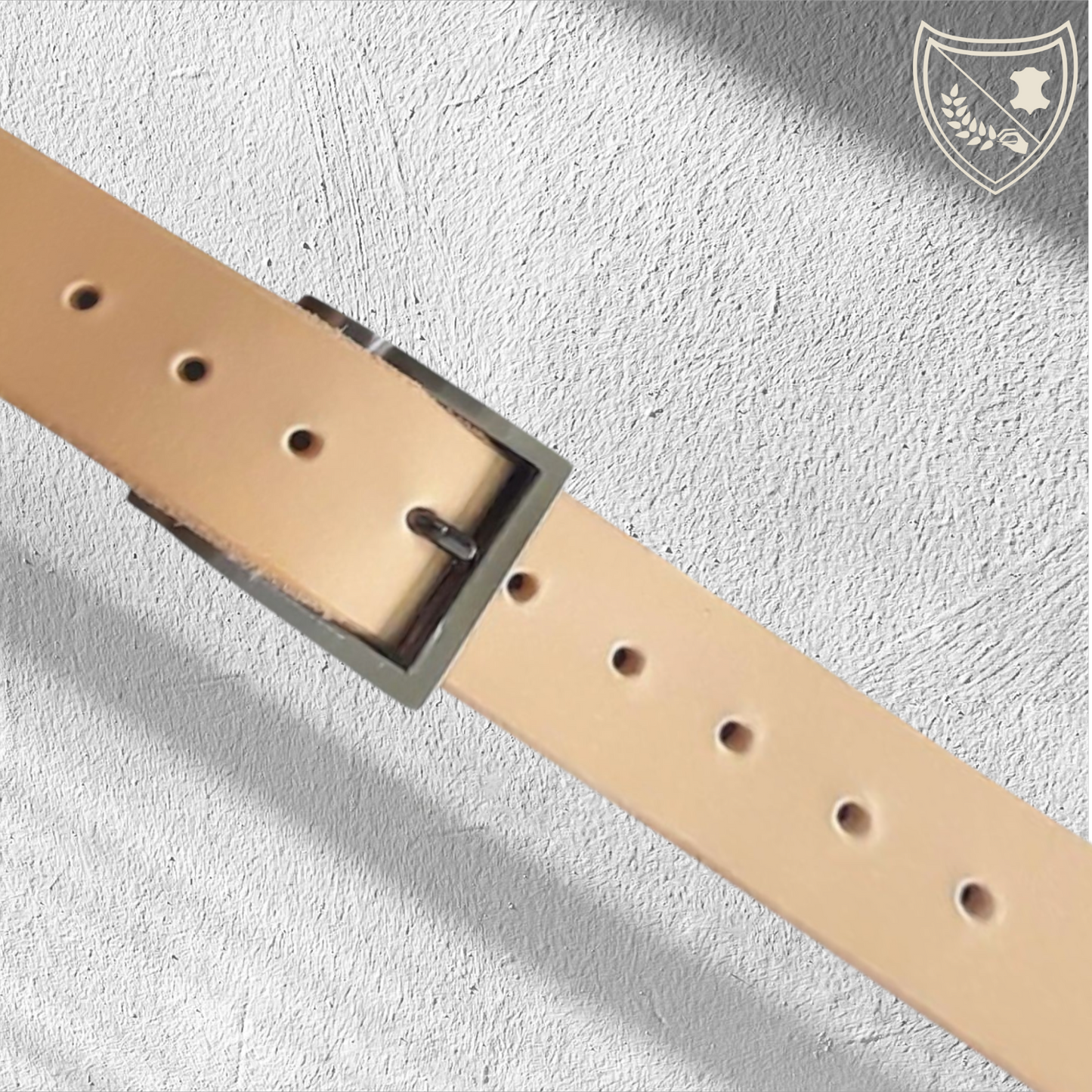 Ceinture cuir végétal couleur naturelle avec boucle de ceinture Urban Edge, finition canon de fusil, design carré aux lignes nettes, style moderne et affirmé, métal robuste pour durabilité, fermoir fiable pour confort et maintien, formel ou casual
