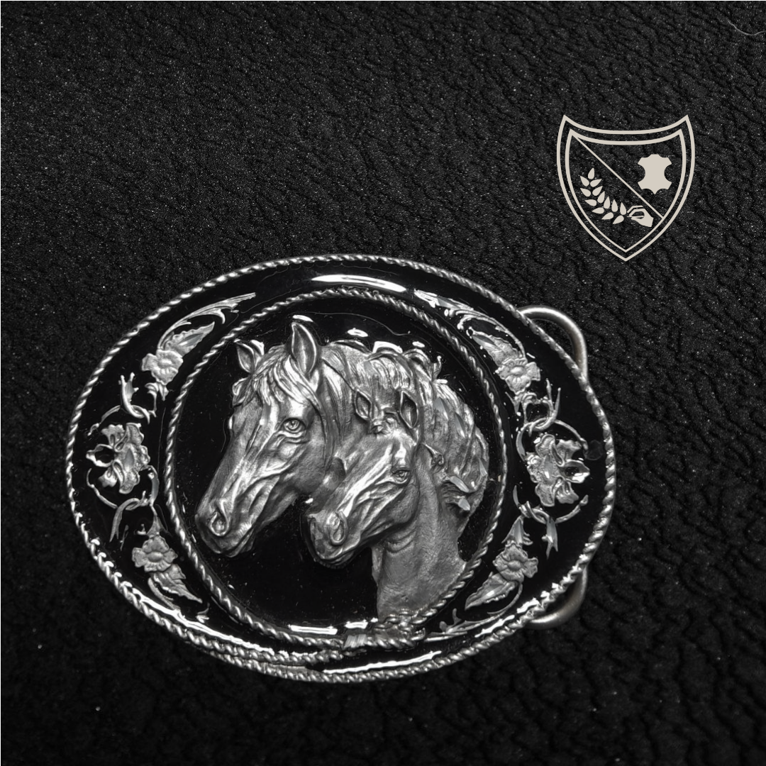 Boucle de ceinture West Spirit, ovale argentée, fond noir laqué, chevaux sculptés et motifs floraux, style western, fermoir fiable pour confort et maintien. vue de face