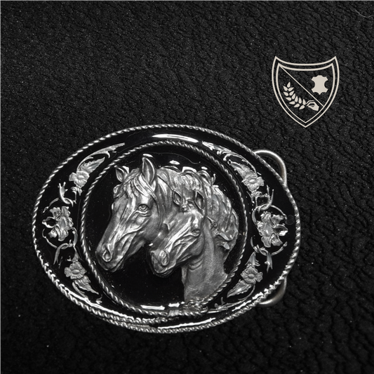 Boucle de ceinture West Spirit, ovale argentée, fond noir laqué, chevaux sculptés et motifs floraux, style western, fermoir fiable pour confort et maintien. vue de face
