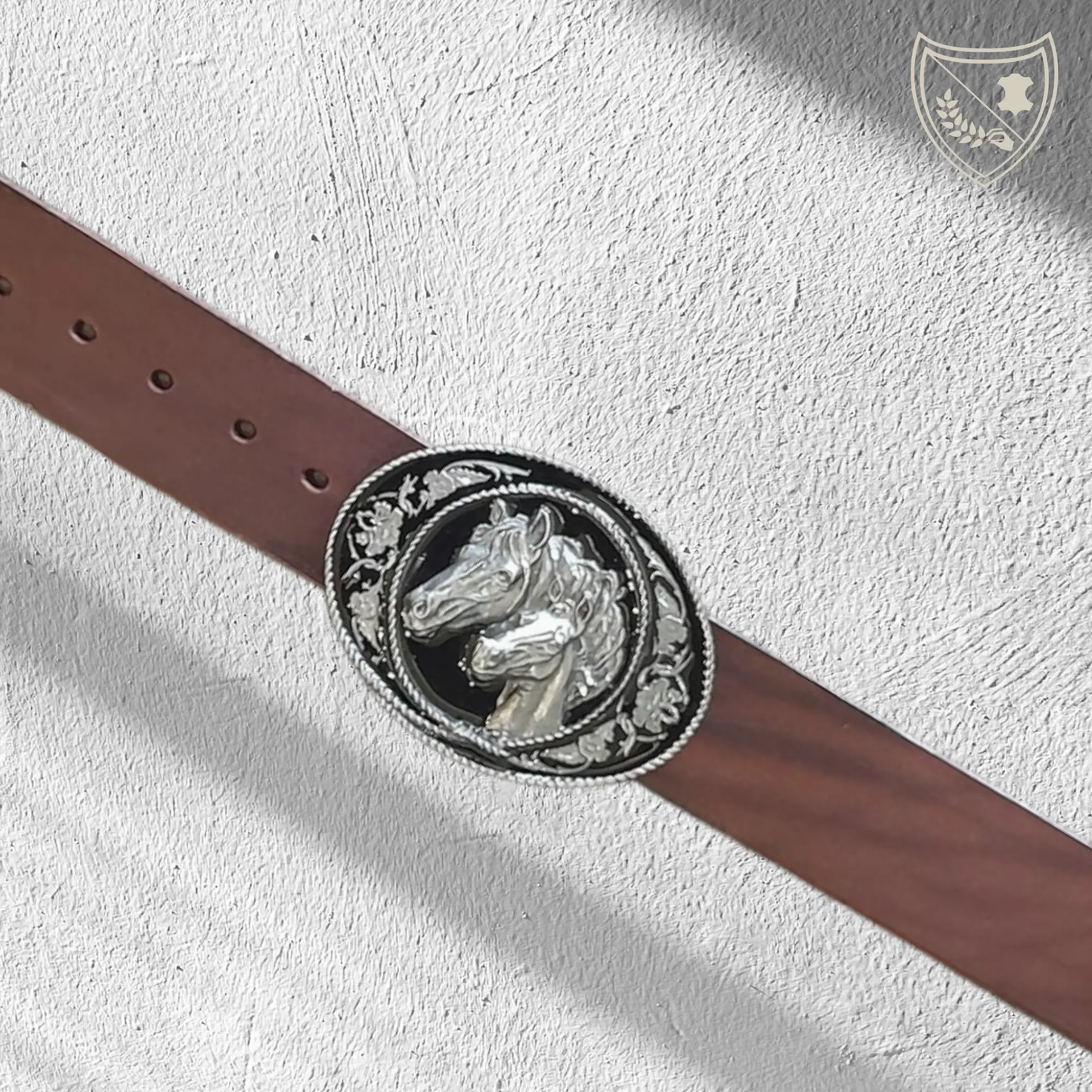 Ceinture cuir végétal couleur chocolat avec boucle de ceinture West Spirit, ovale argentée, fond noir laqué, chevaux sculptés et motifs floraux, style western, fermoir fiable pour confort et maintien. 