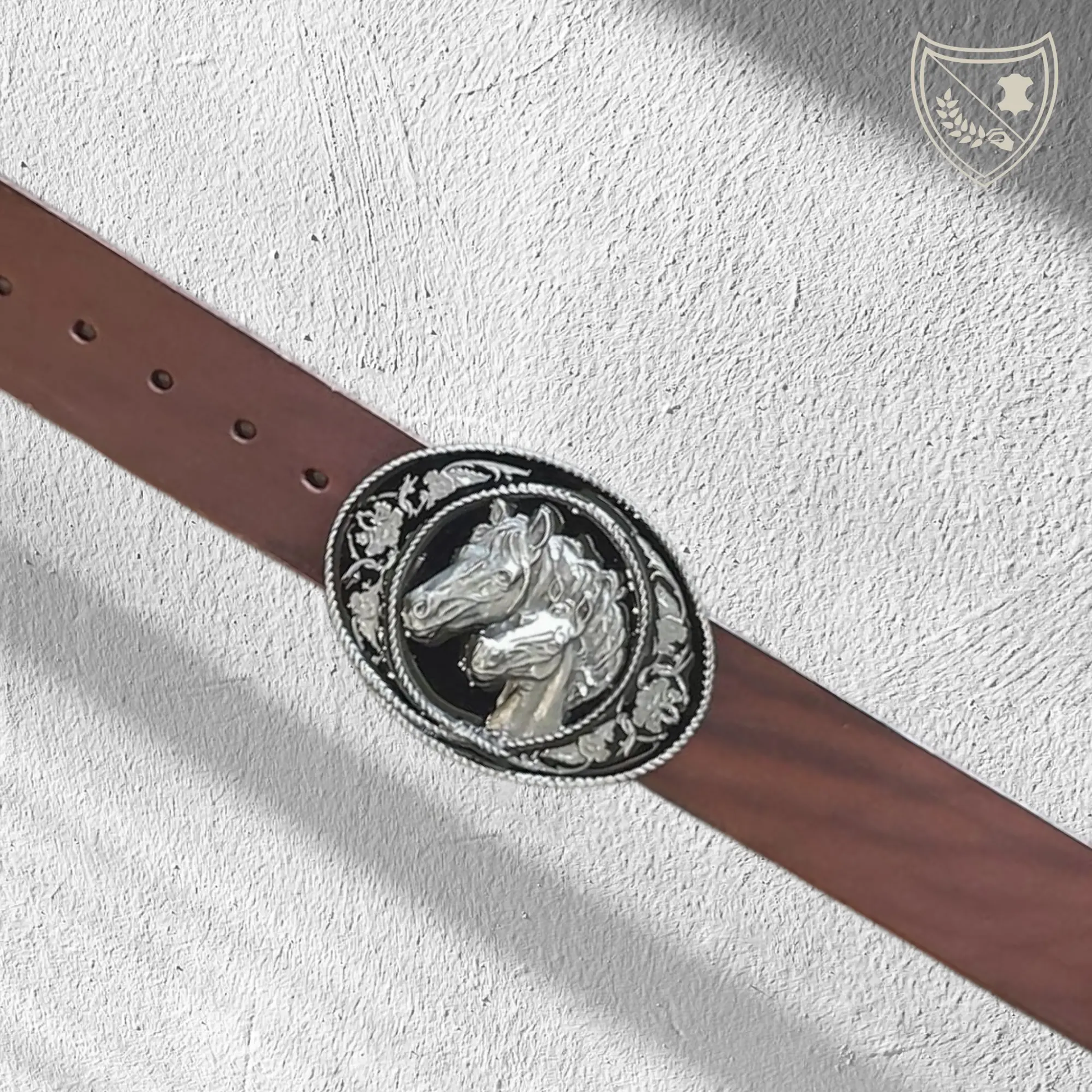 Ceinture cuir végétal couleur chocolat avec boucle de ceinture West Spirit, ovale argentée, fond noir laqué, chevaux sculptés et motifs floraux, style western, fermoir fiable pour confort et maintien. 