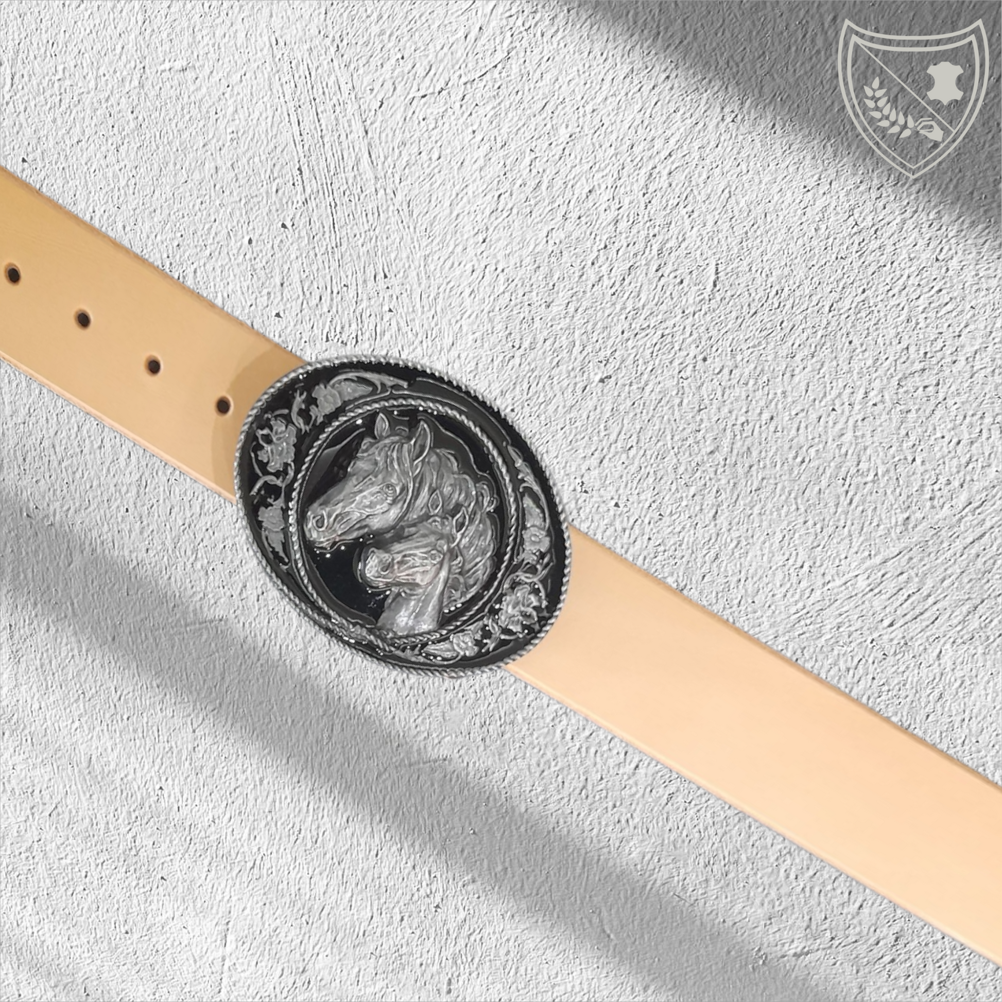 Ceinture cuir végétal couleur naturelle avec boucle de ceinture West Spirit, ovale argentée, fond noir laqué, chevaux sculptés et motifs floraux, style western, fermoir fiable pour confort et maintien. 