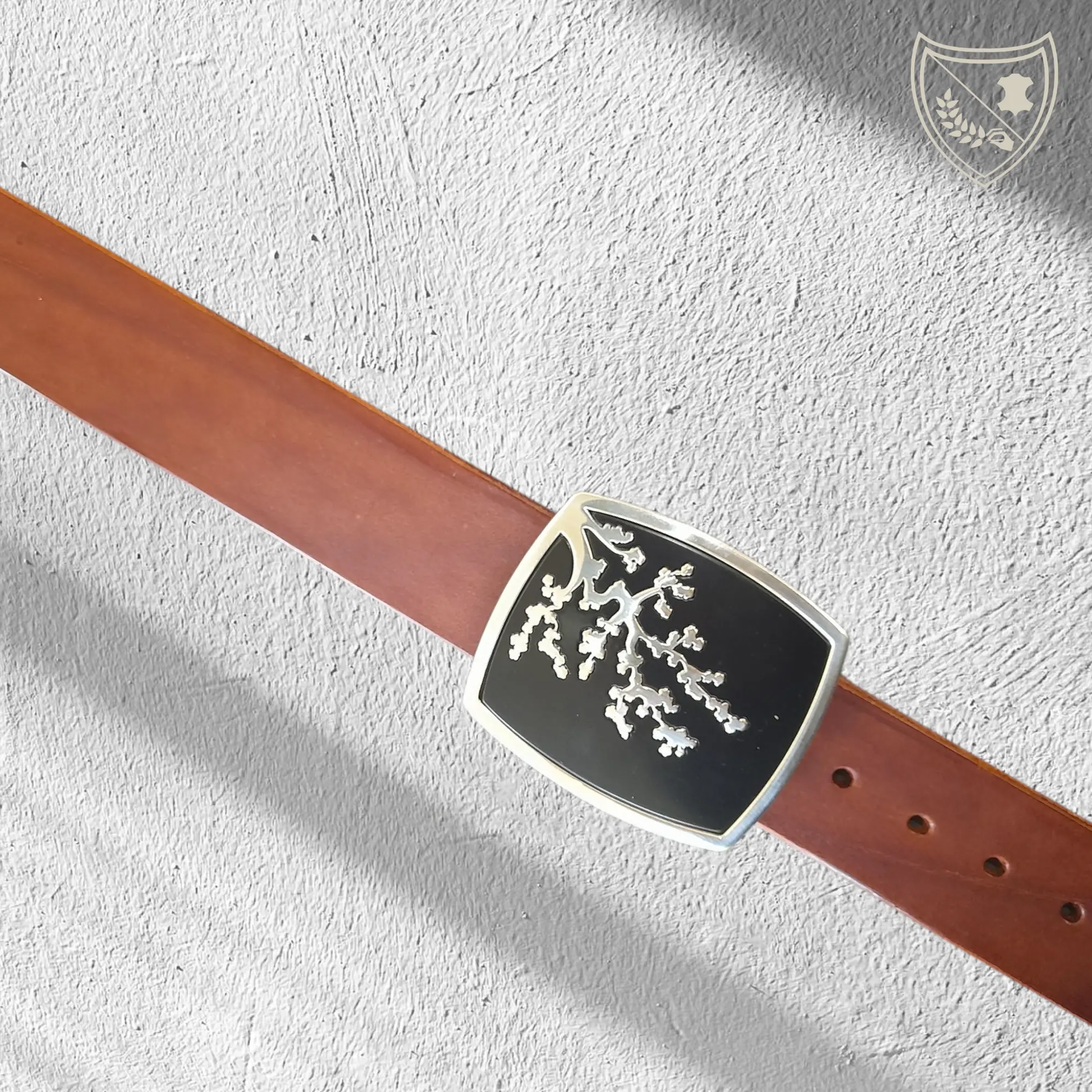 Ceinture cuir végétal de couleur havana avec boucle de ceinture Flowery Night, branches en fleur délicates sur fond noir profond, contraste raffiné et apaisant, élégance intemporelle au style zen, fermoir fiable pour confort et maintien