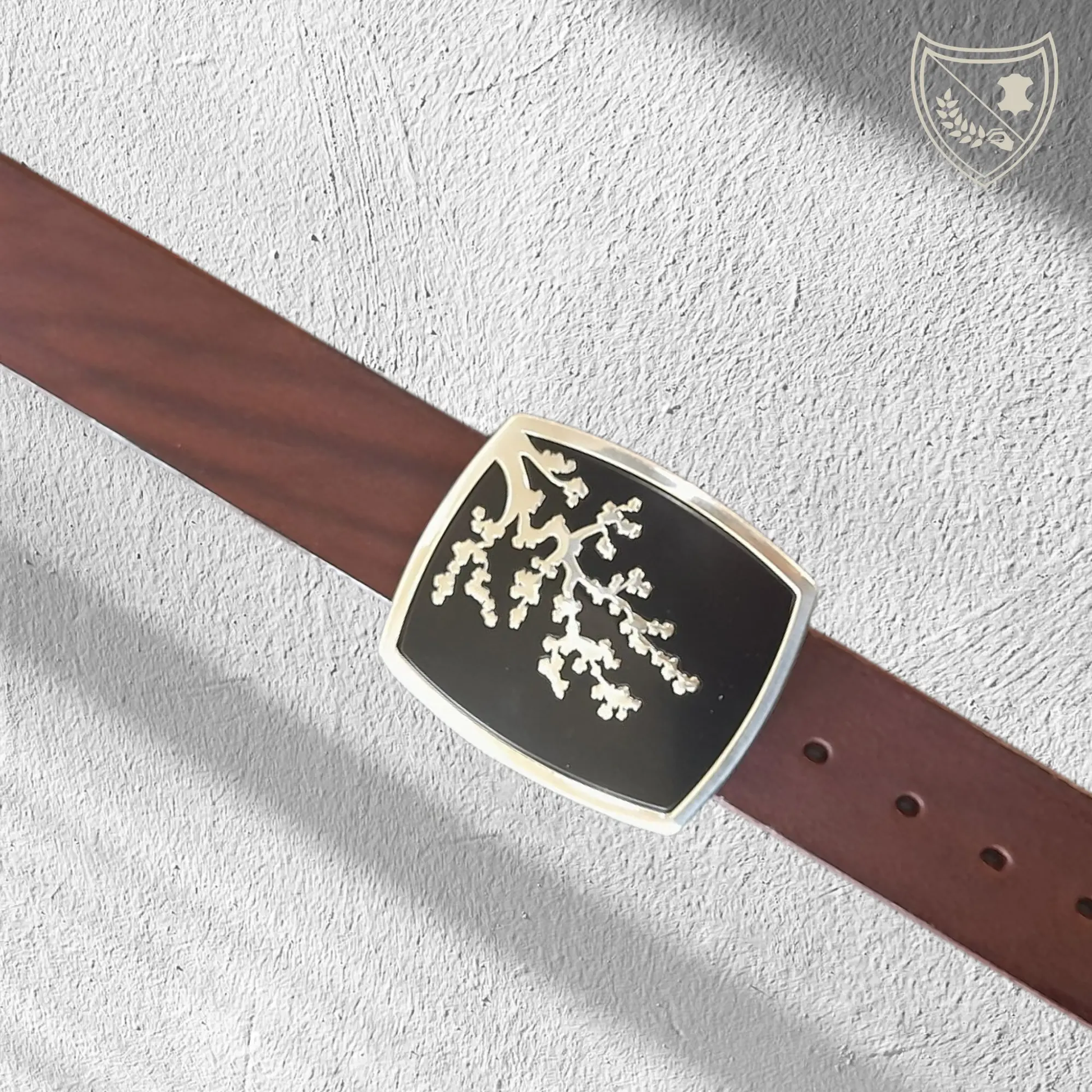 Ceinture cuir végétal de couleur chocolat avec boucle de ceinture Flowery Night, branches en fleur délicates sur fond noir profond, contraste raffiné et apaisant, élégance intemporelle au style zen, fermoir fiable pour confort et maintien