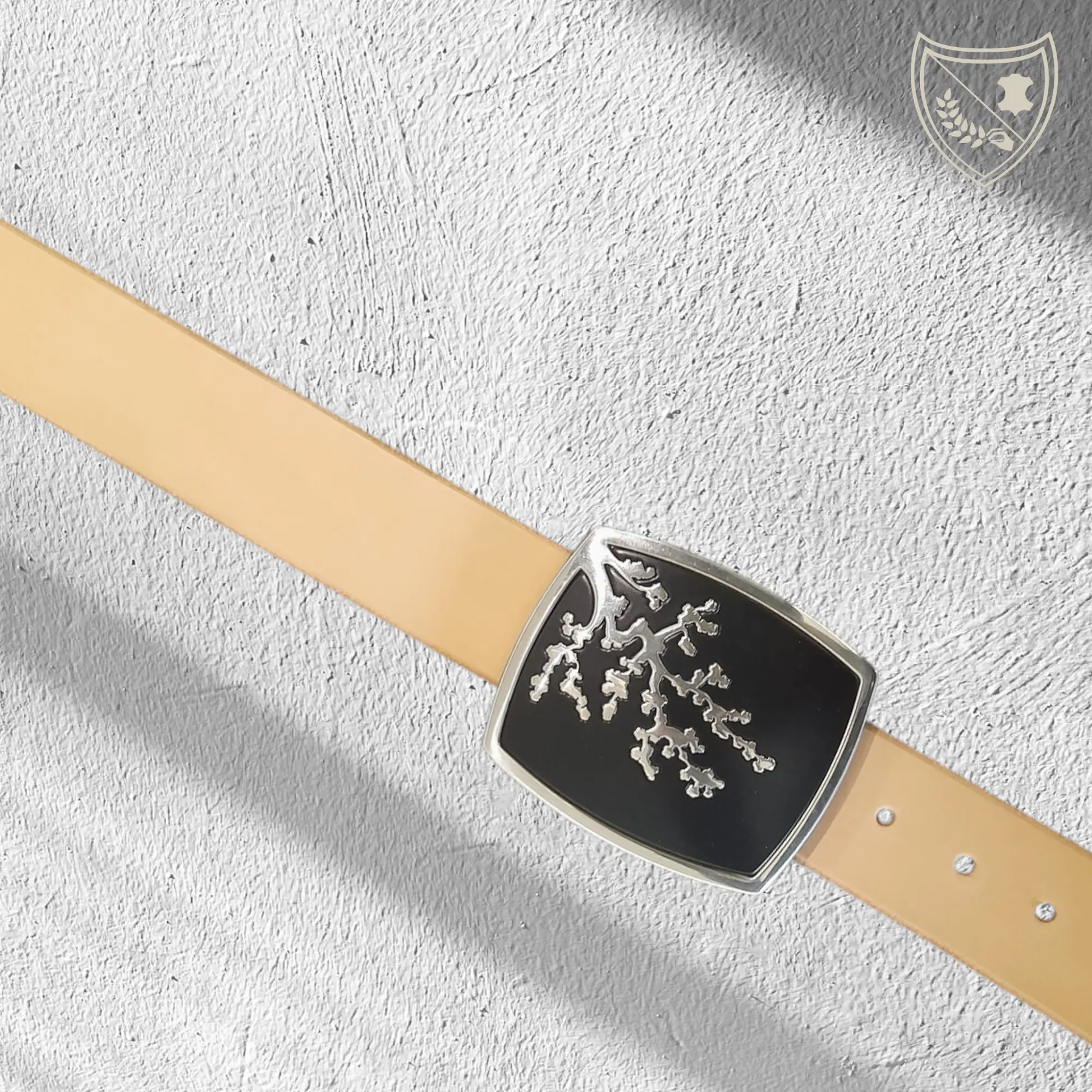 Ceinture cuir végétal de couleur naturelle avec boucle de ceinture Flowery Night, branches en fleur délicates sur fond noir profond, contraste raffiné et apaisant, élégance intemporelle au style zen, fermoir fiable pour confort et maintien