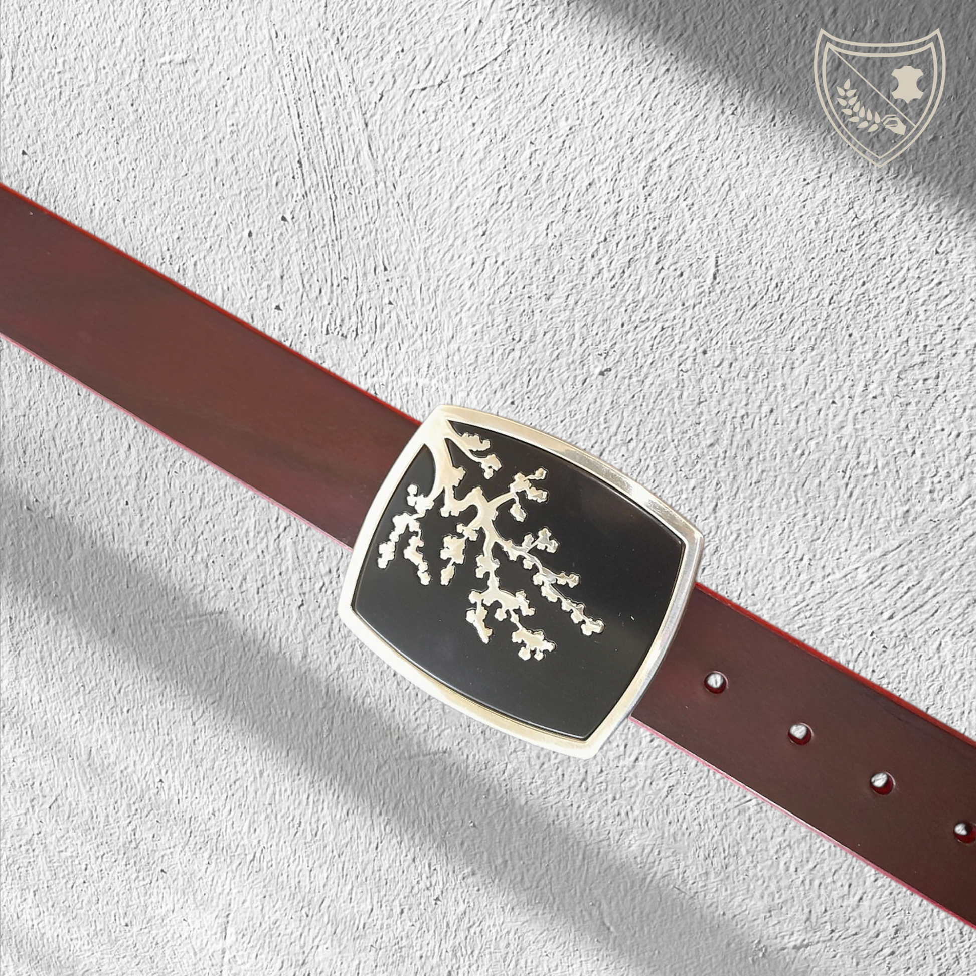 Ceinture cuir végétal de couleur victoria avec boucle de ceinture Flowery Night, branches en fleur délicates sur fond noir profond, contraste raffiné et apaisant, élégance intemporelle au style zen, fermoir fiable pour confort et maintien